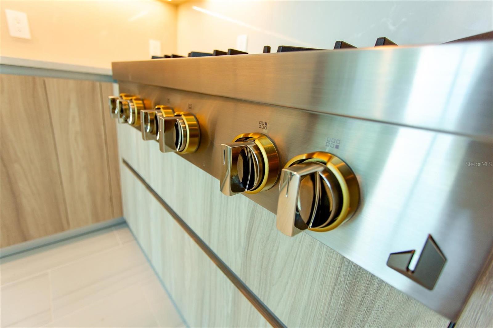 400 CENTRAL AVE #1008