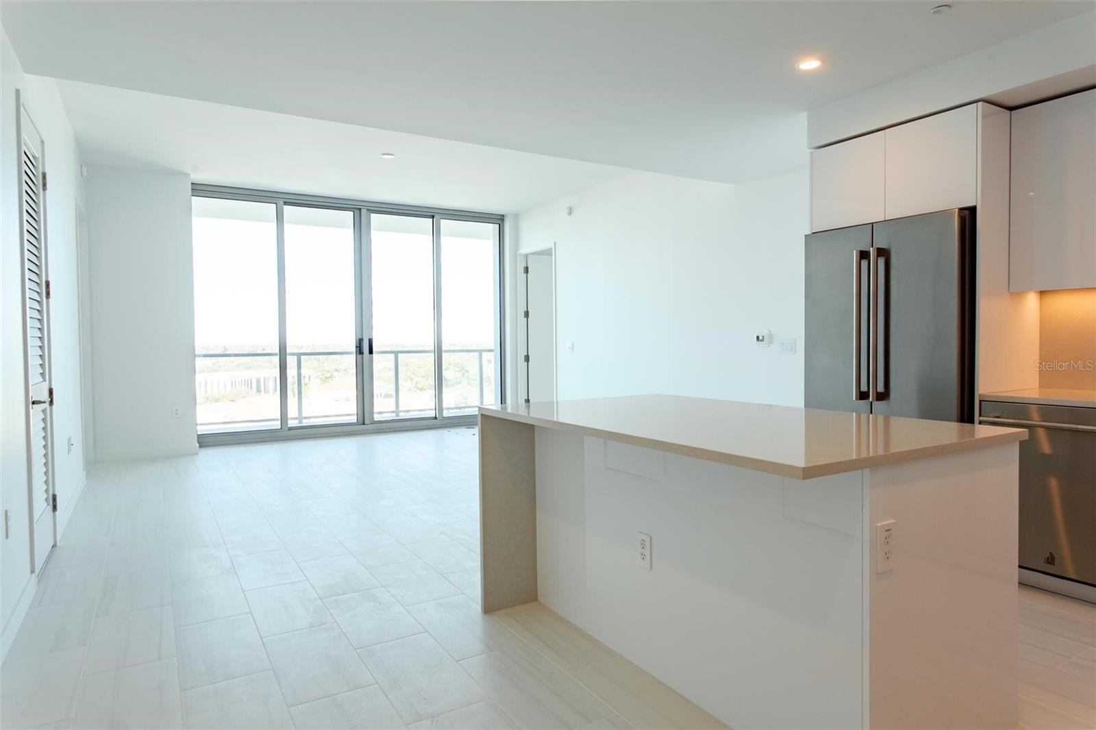 400 CENTRAL AVE #1008