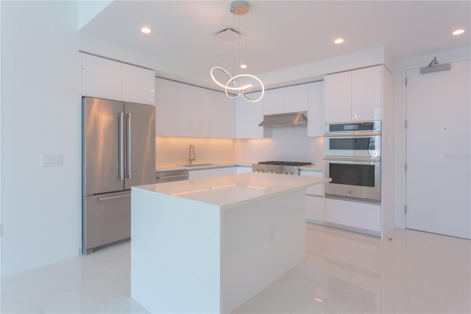 400 CENTRAL AVE #1806
