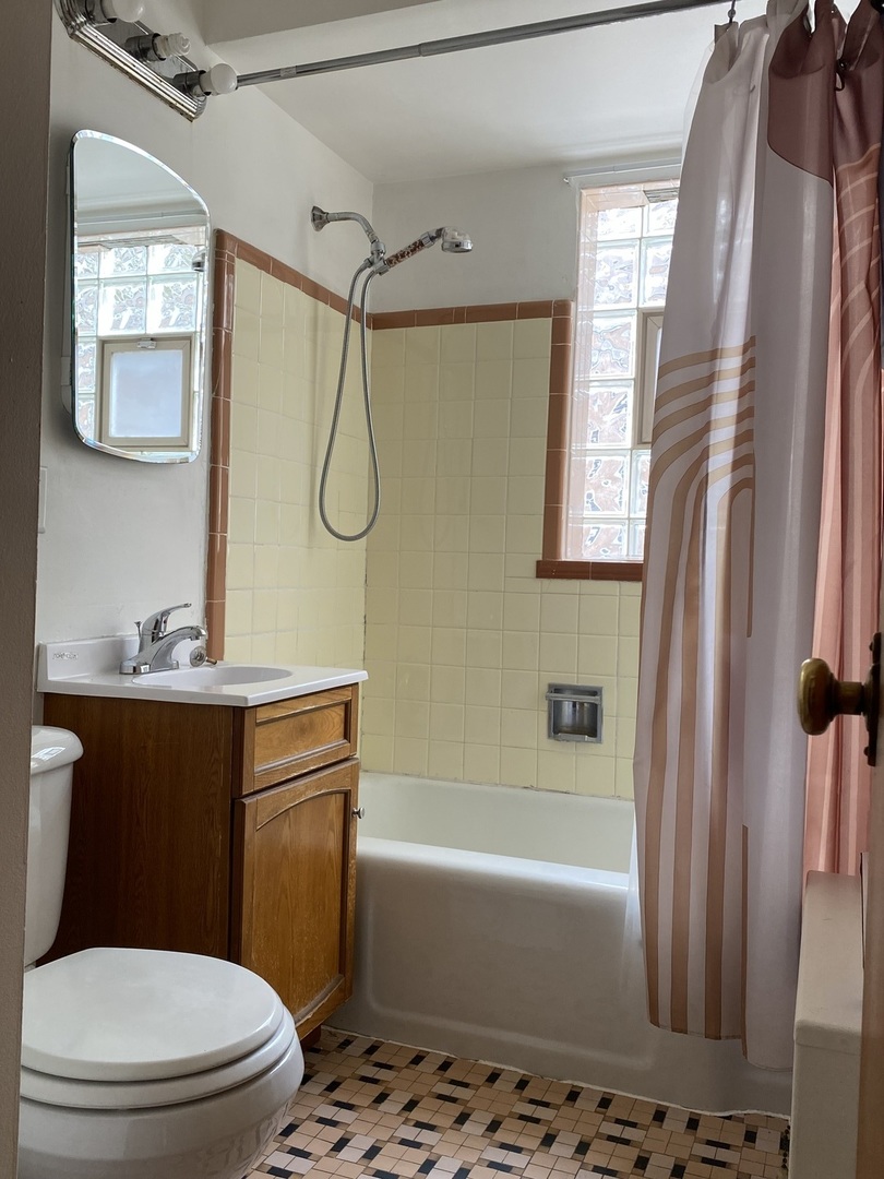 6909 W Addison Street Unit: 2W