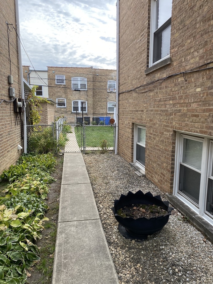 6909 W Addison Street Unit: 2W