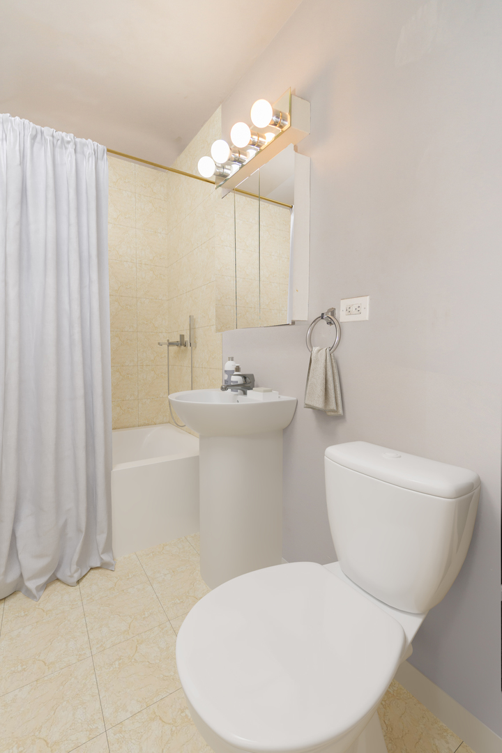 3555 W Lyndale Street Unit: 1C