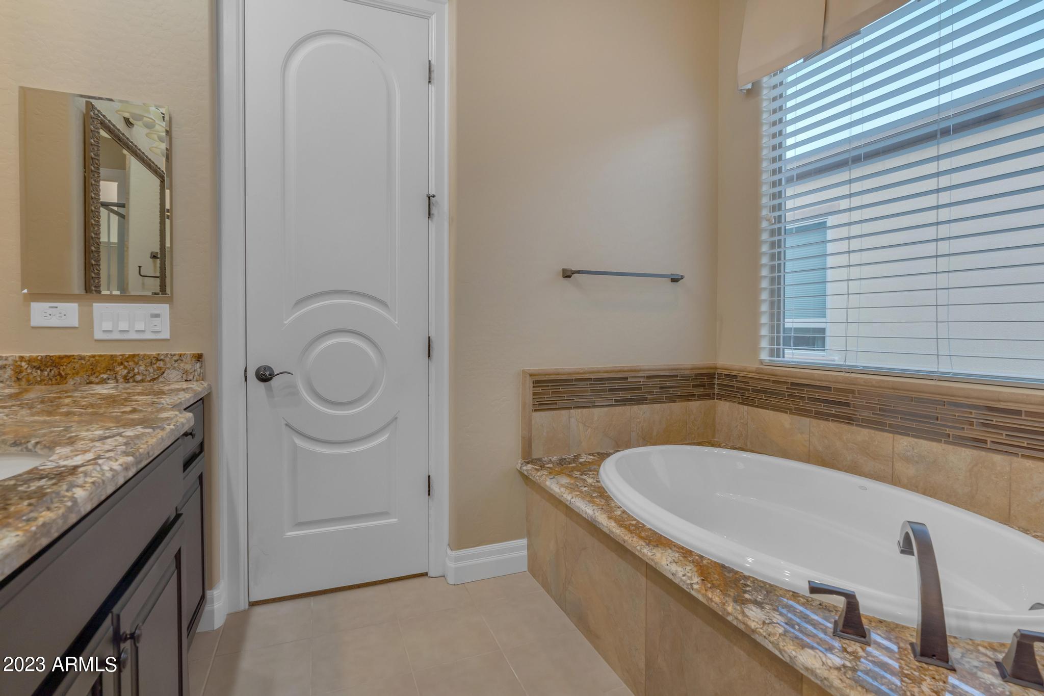 298 E LADDOOS Avenue