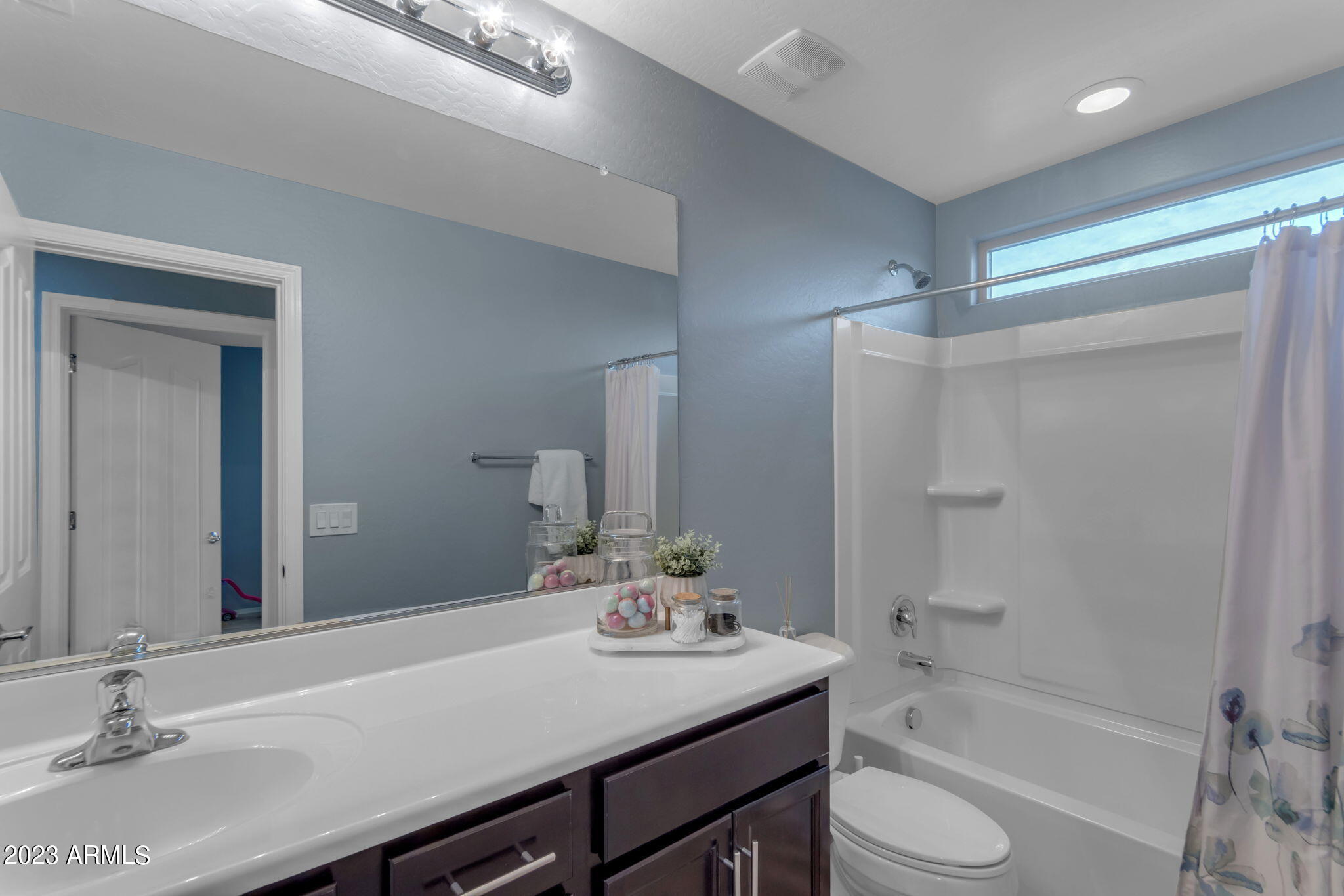 2656 E HICKORY Street