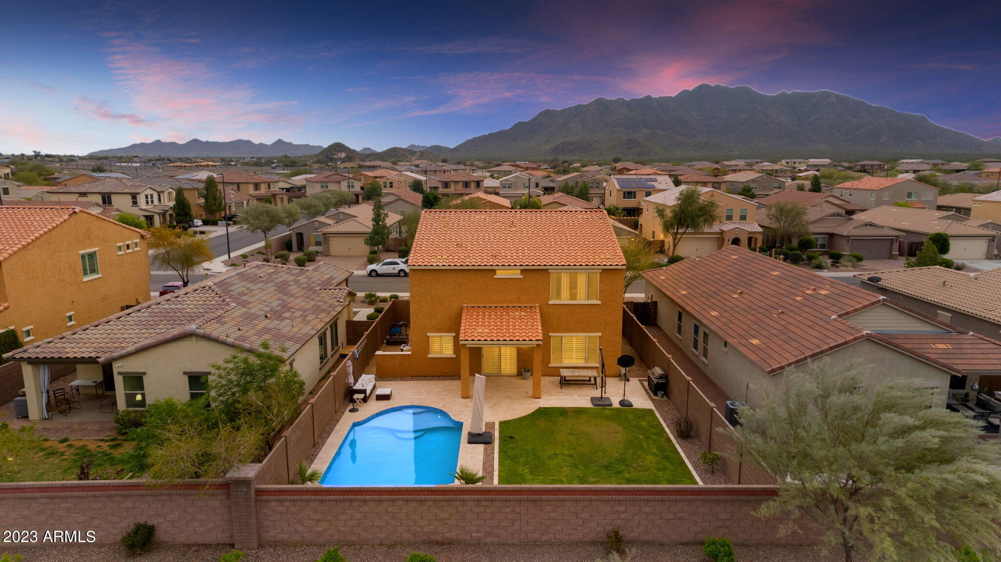 2656 E HICKORY Street