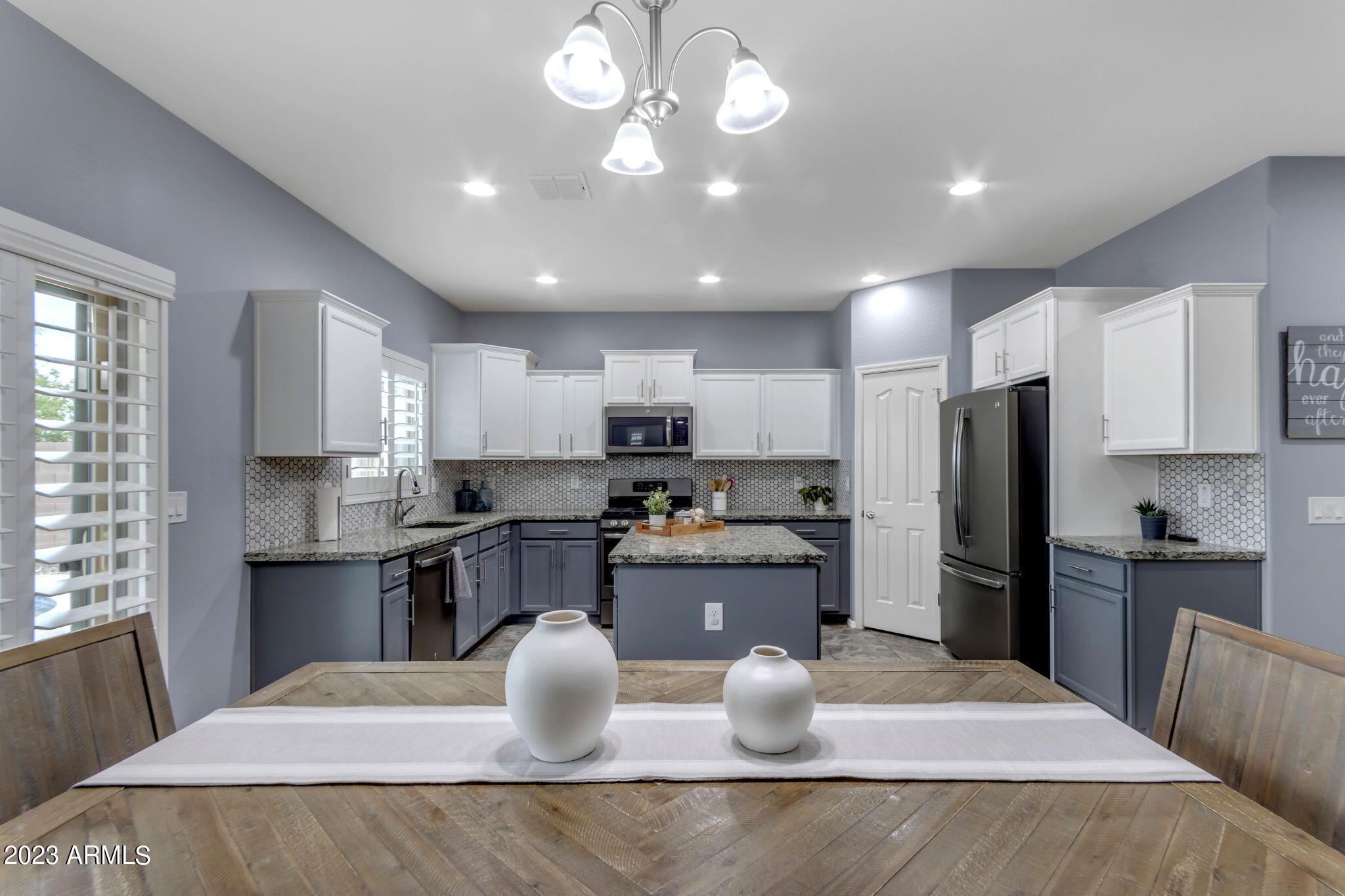 2656 E HICKORY Street