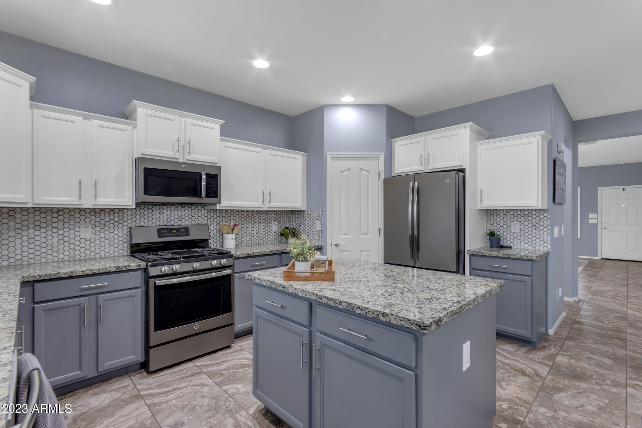 2656 E HICKORY Street