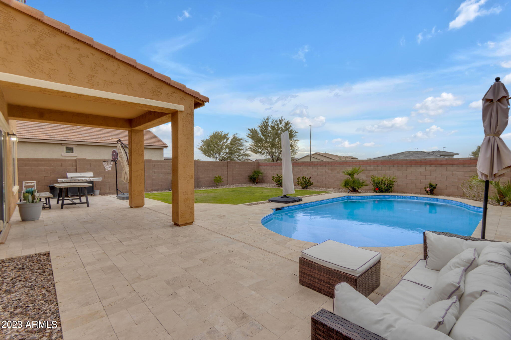 2656 E HICKORY Street