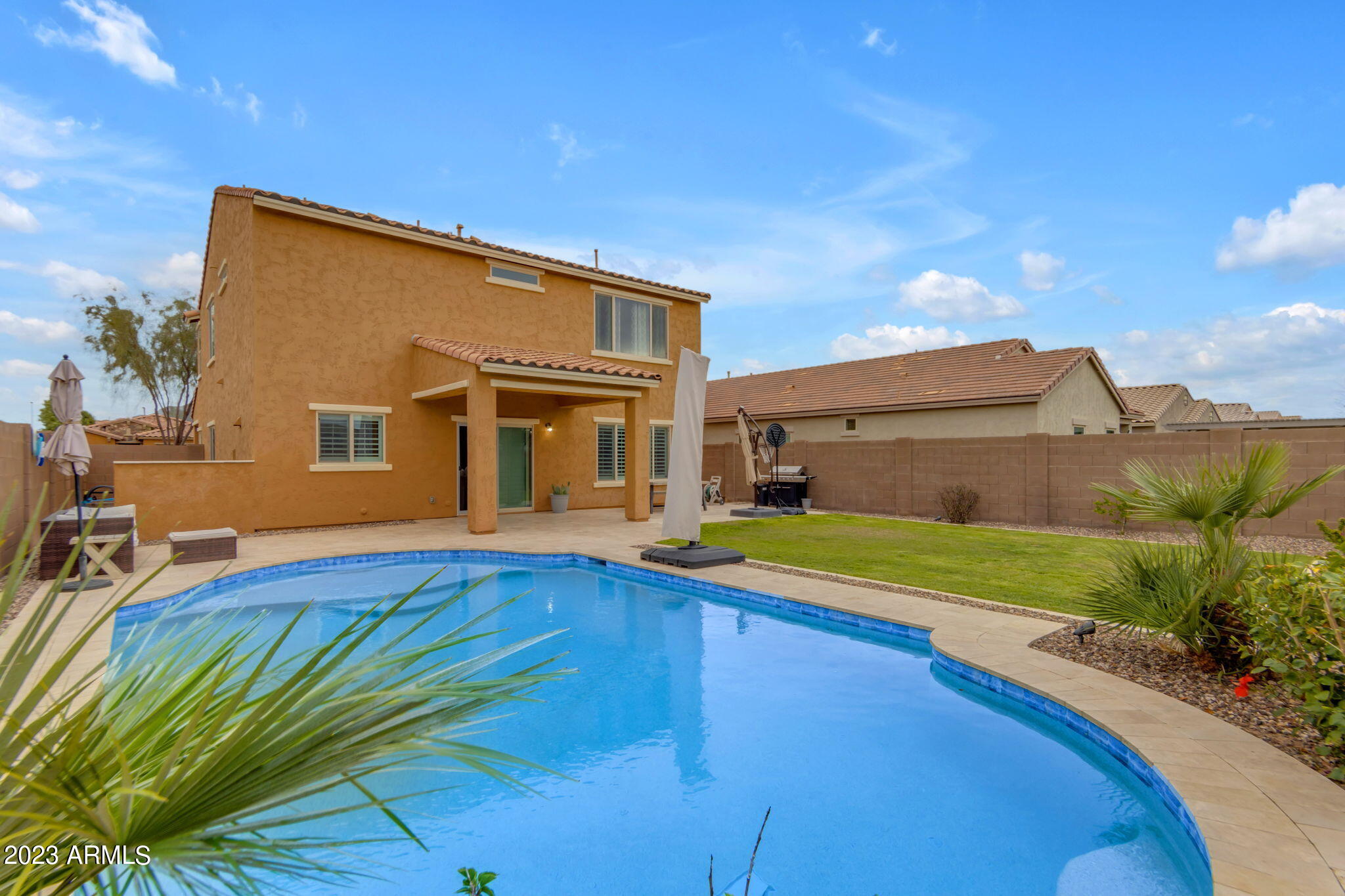 2656 E HICKORY Street