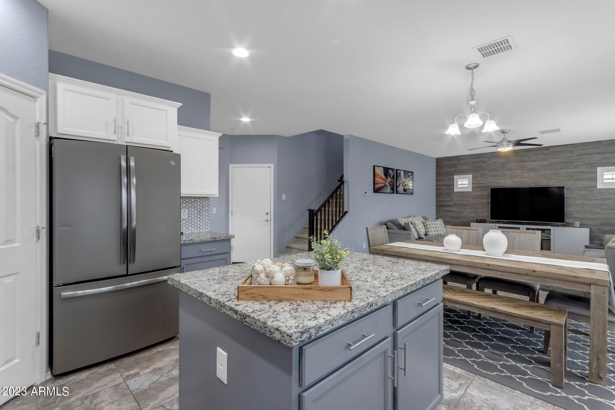 2656 E HICKORY Street