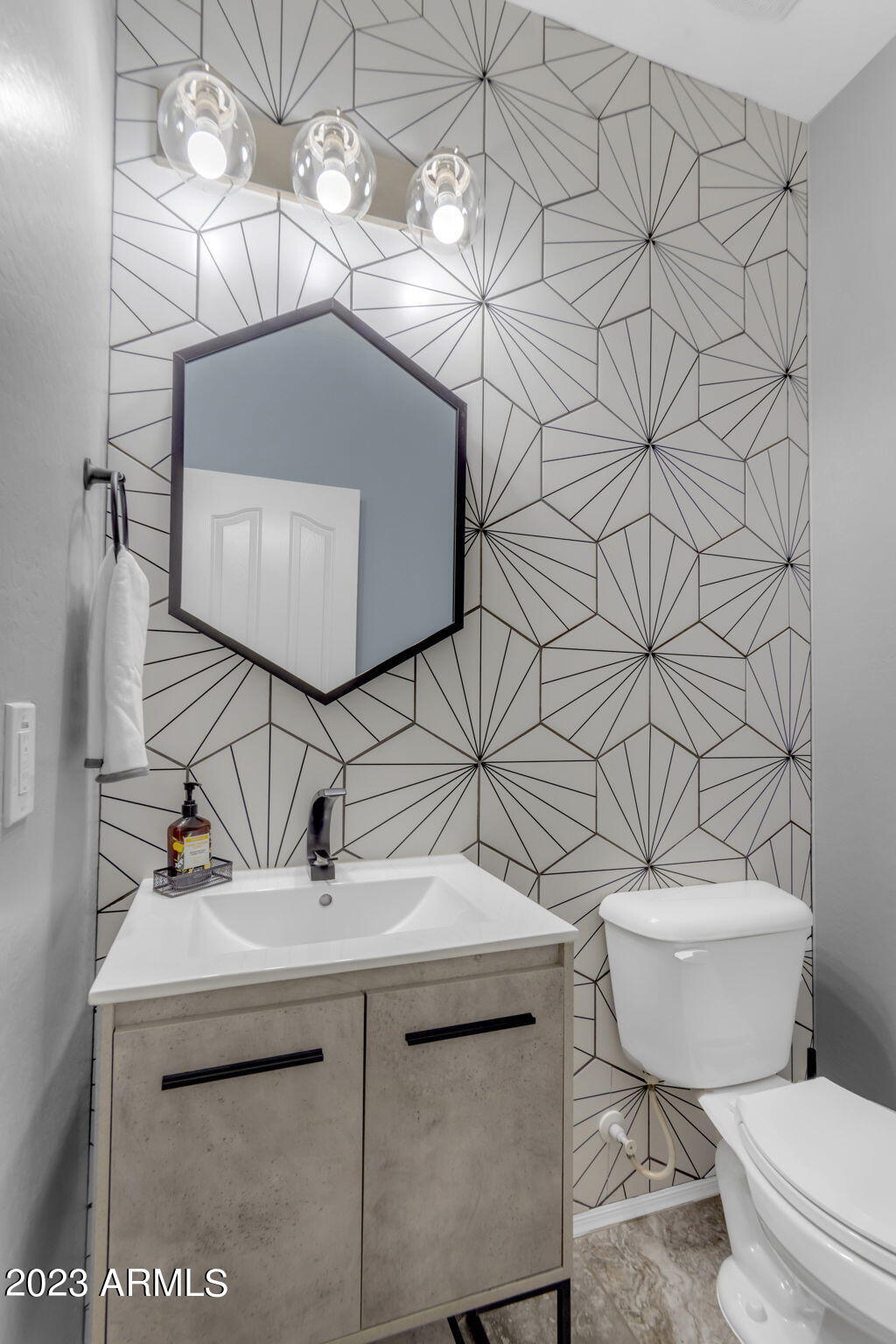 2656 E HICKORY Street