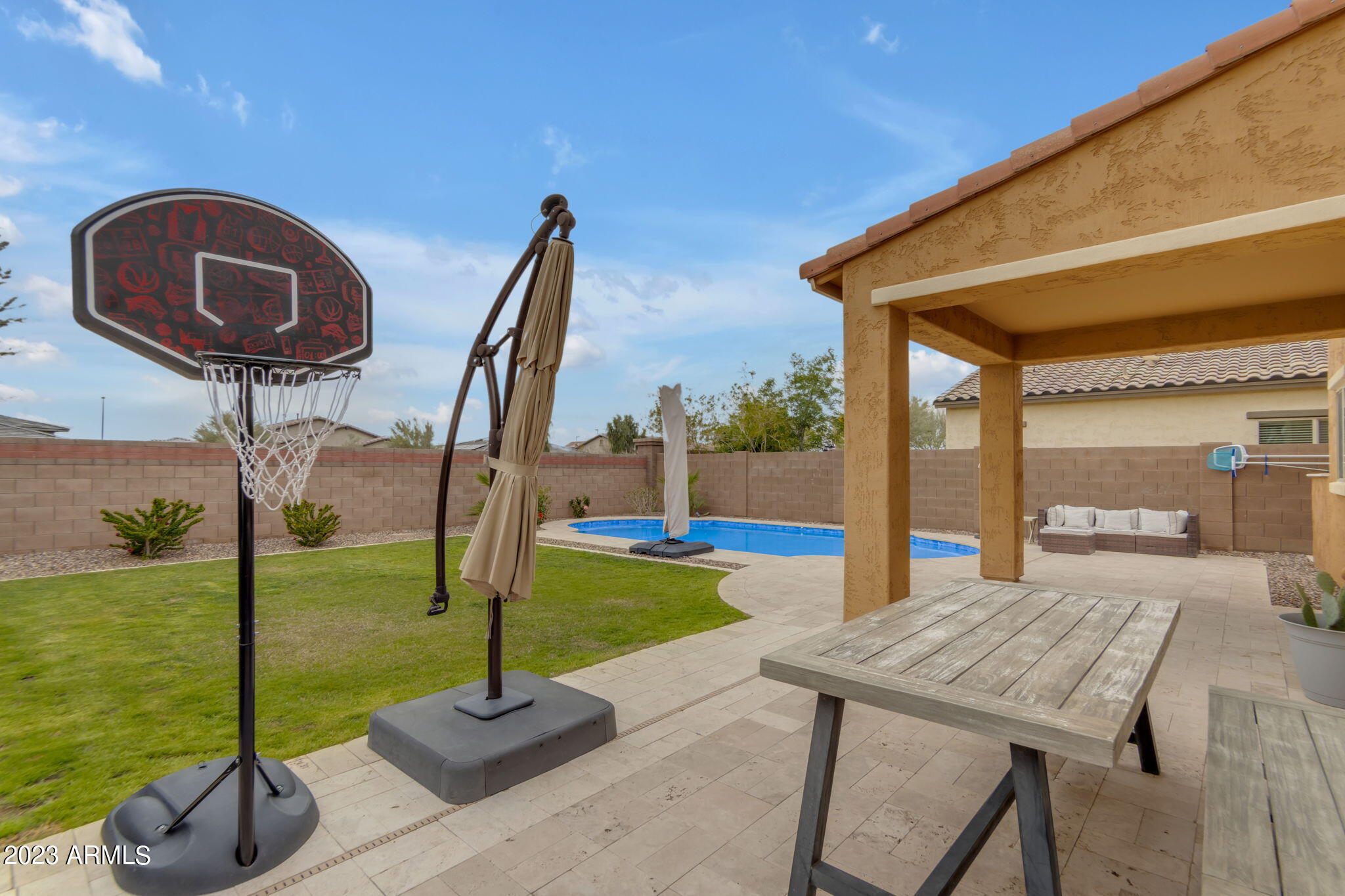 2656 E HICKORY Street