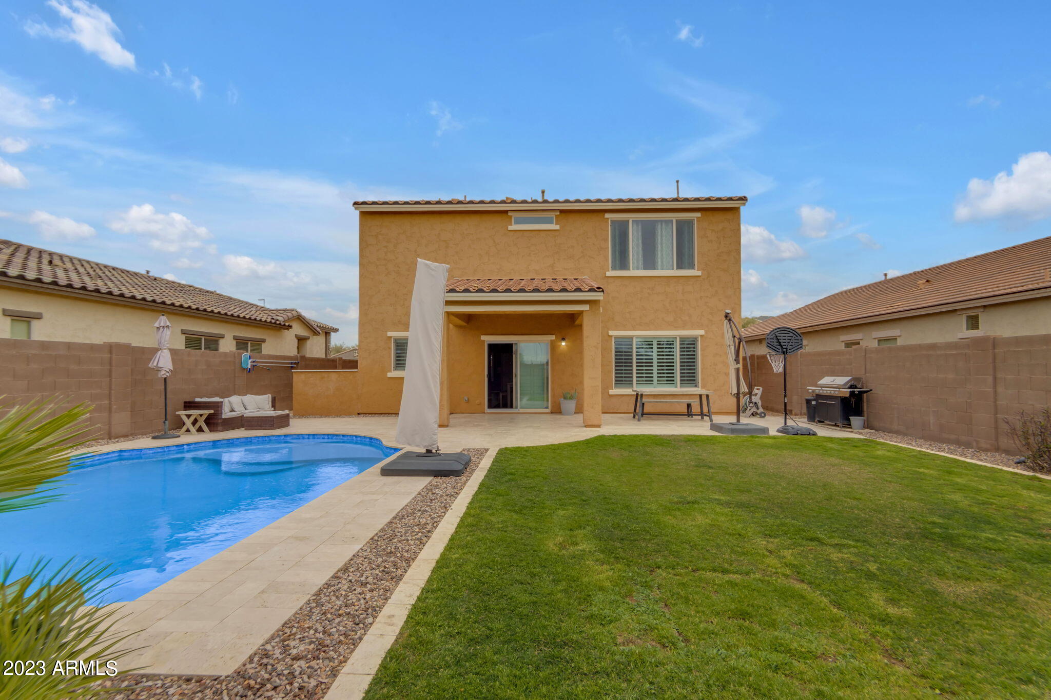 2656 E HICKORY Street