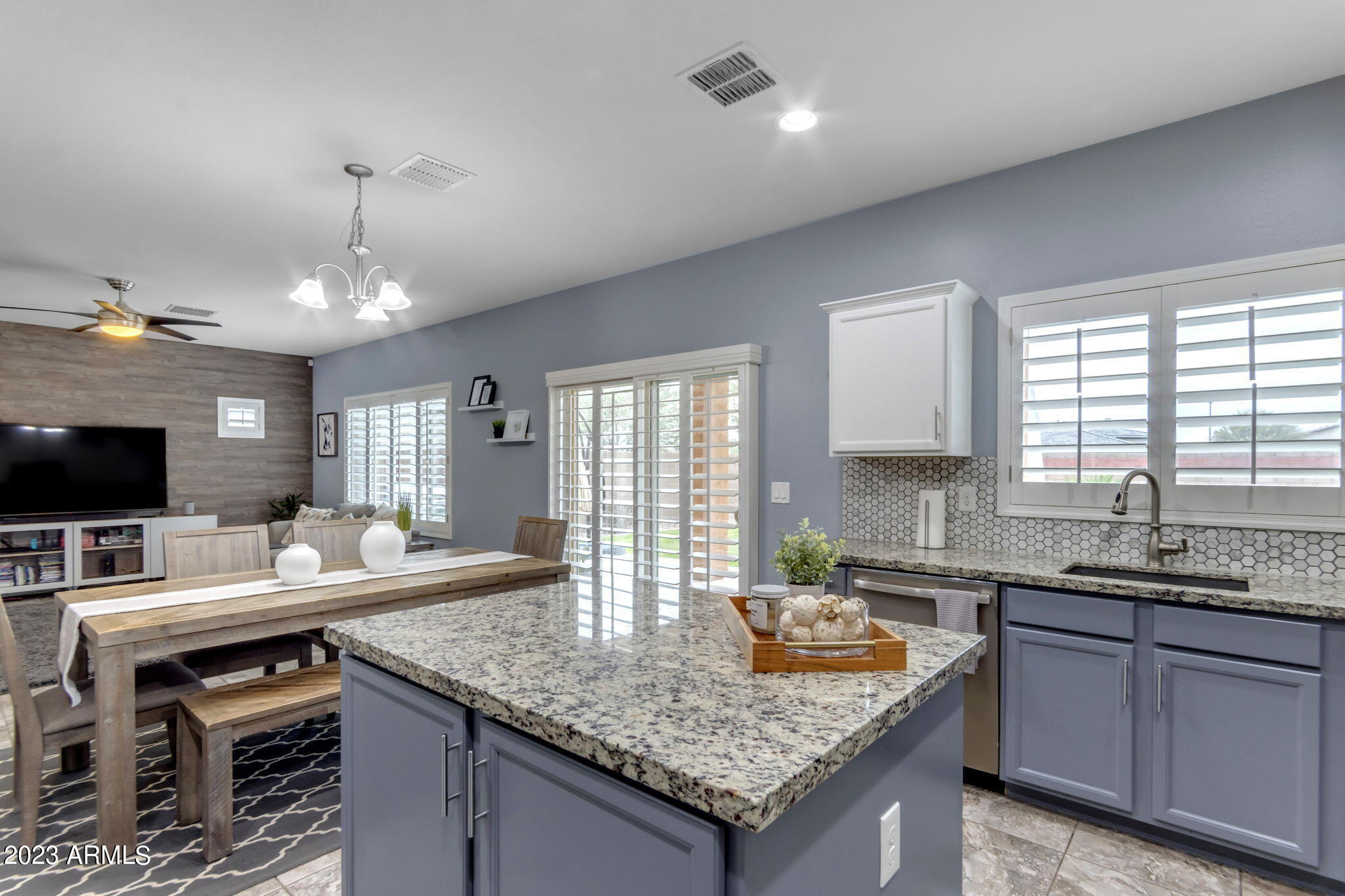 2656 E HICKORY Street