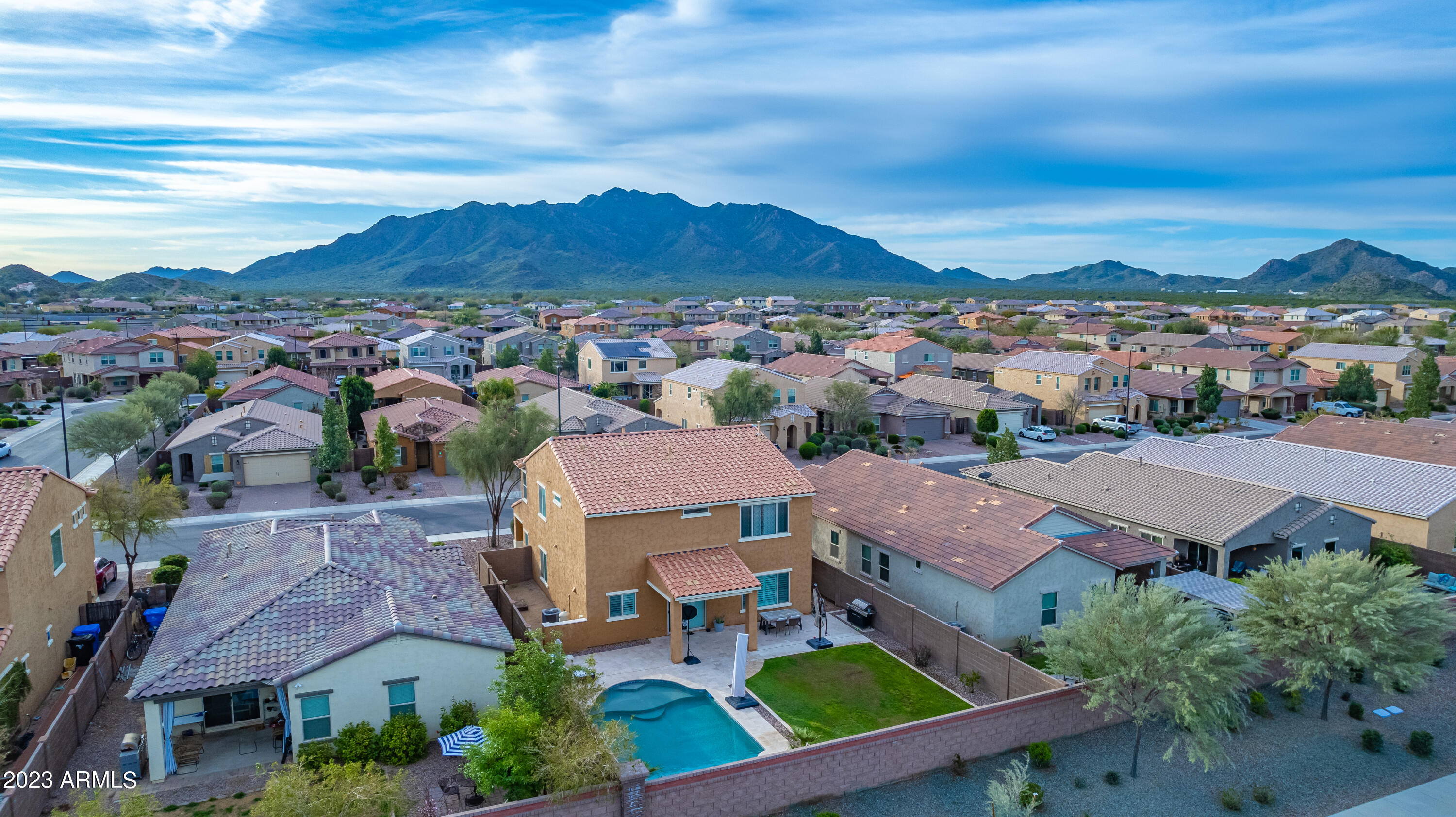 2656 E HICKORY Street