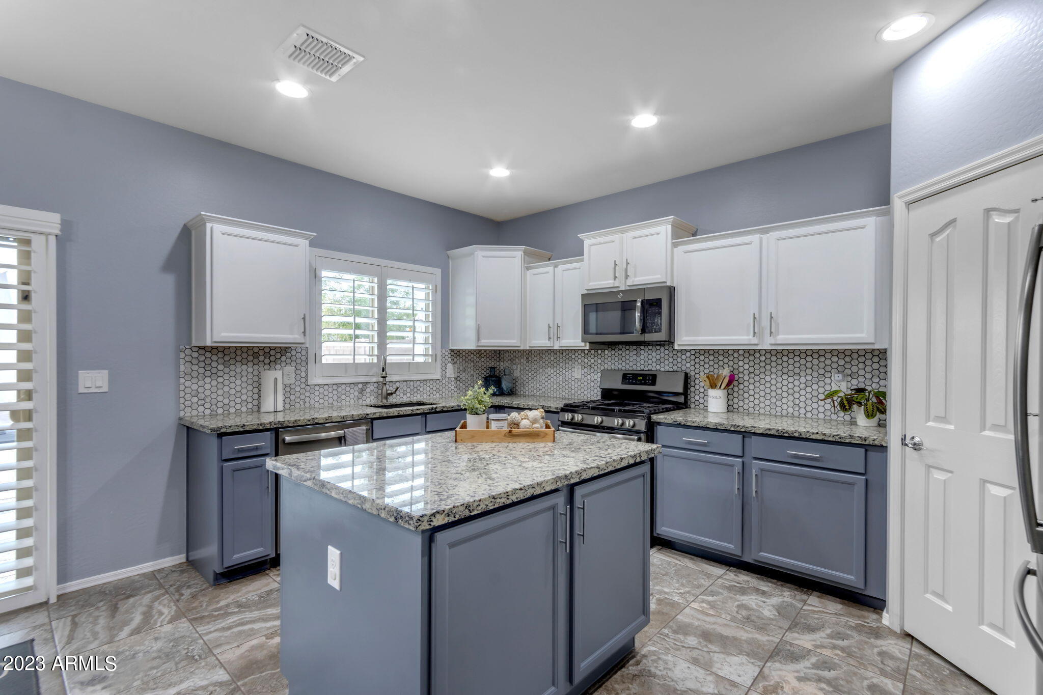 2656 E HICKORY Street