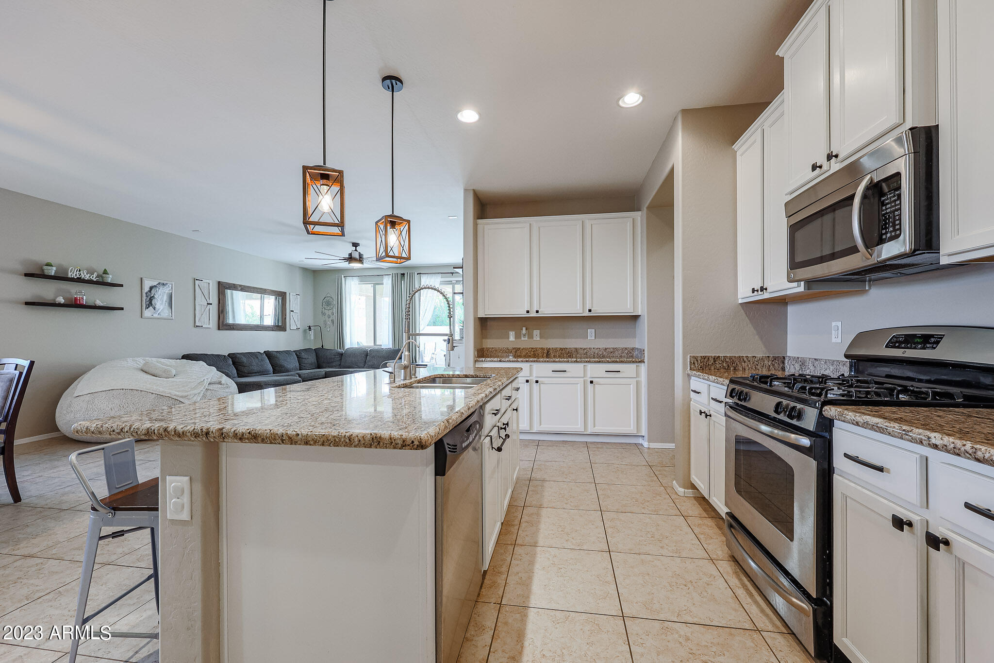 2221 E EVERGLADE Lane