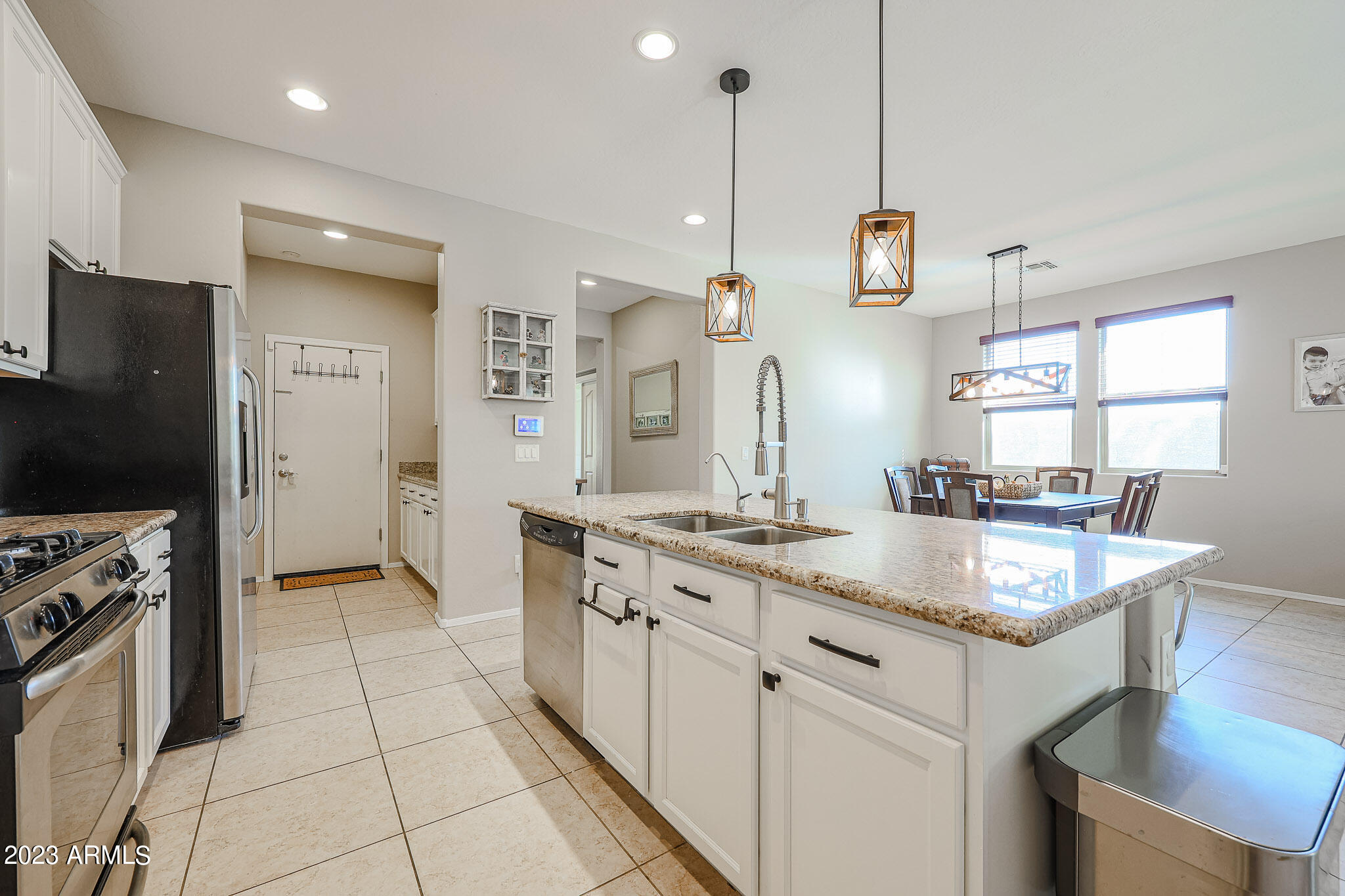 2221 E EVERGLADE Lane