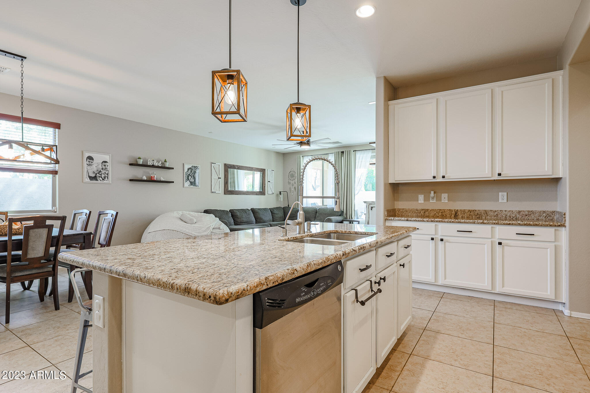 2221 E EVERGLADE Lane