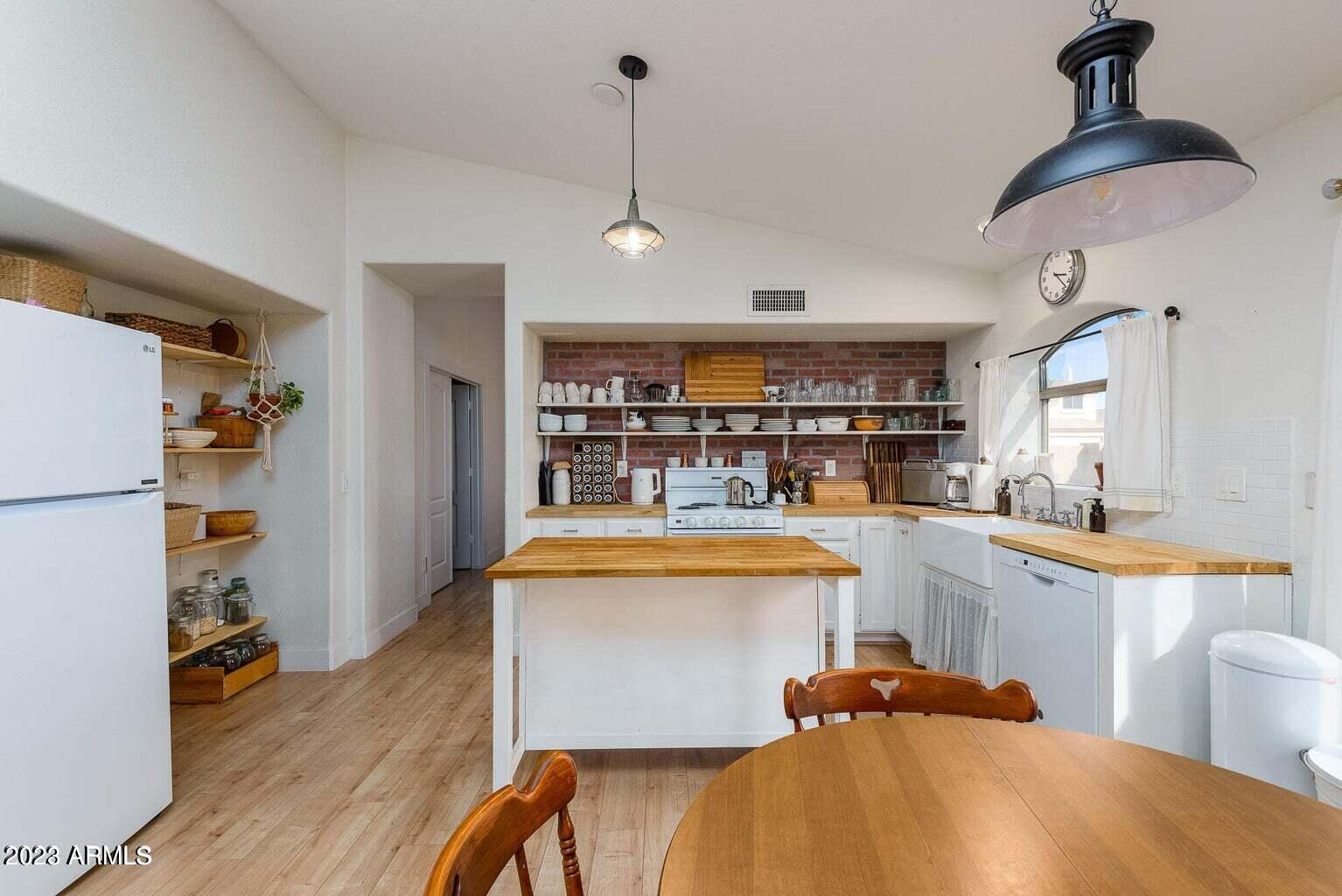 2964 S WOODRUFF Circle