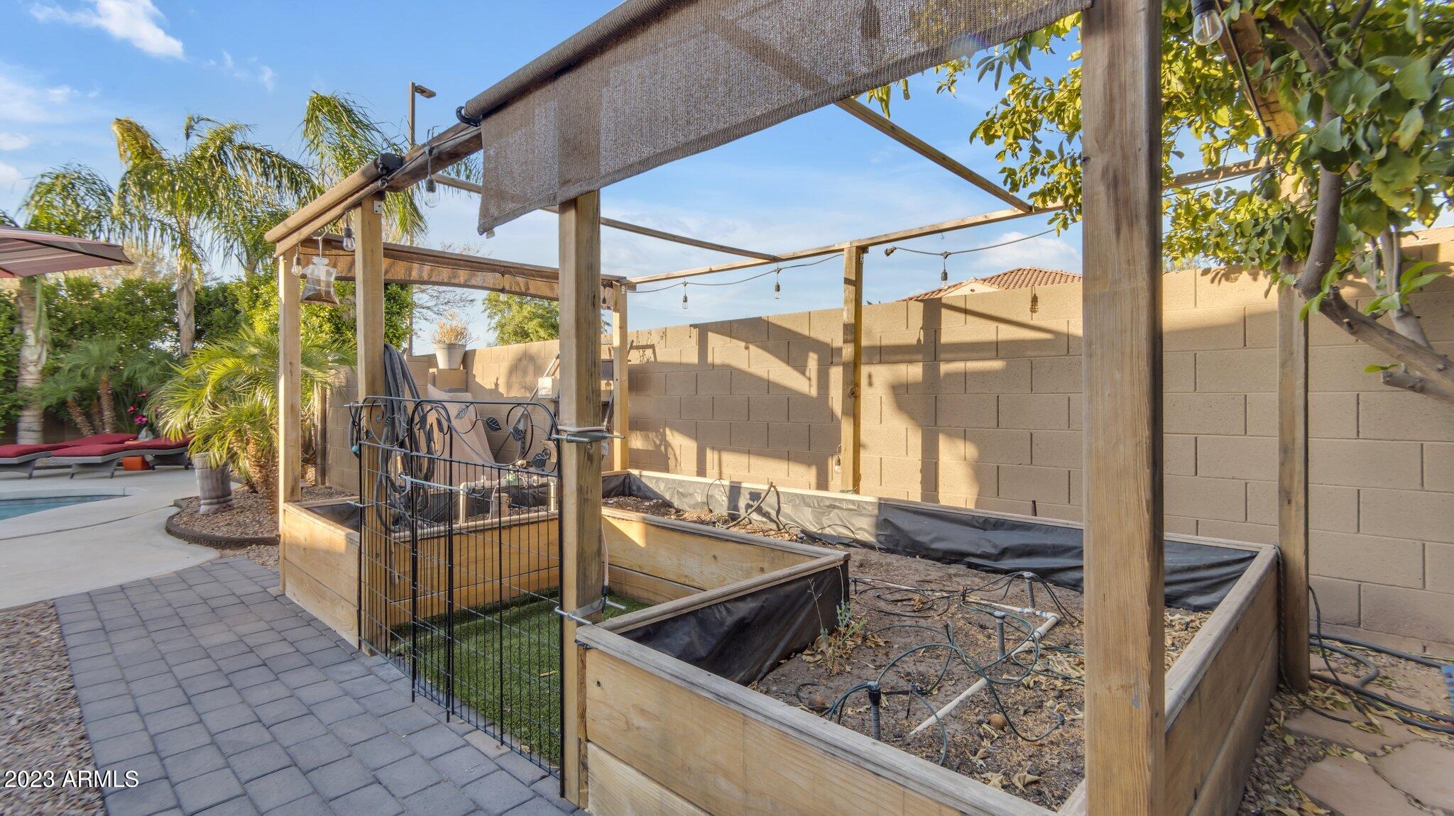 2232 E GILLCREST Road