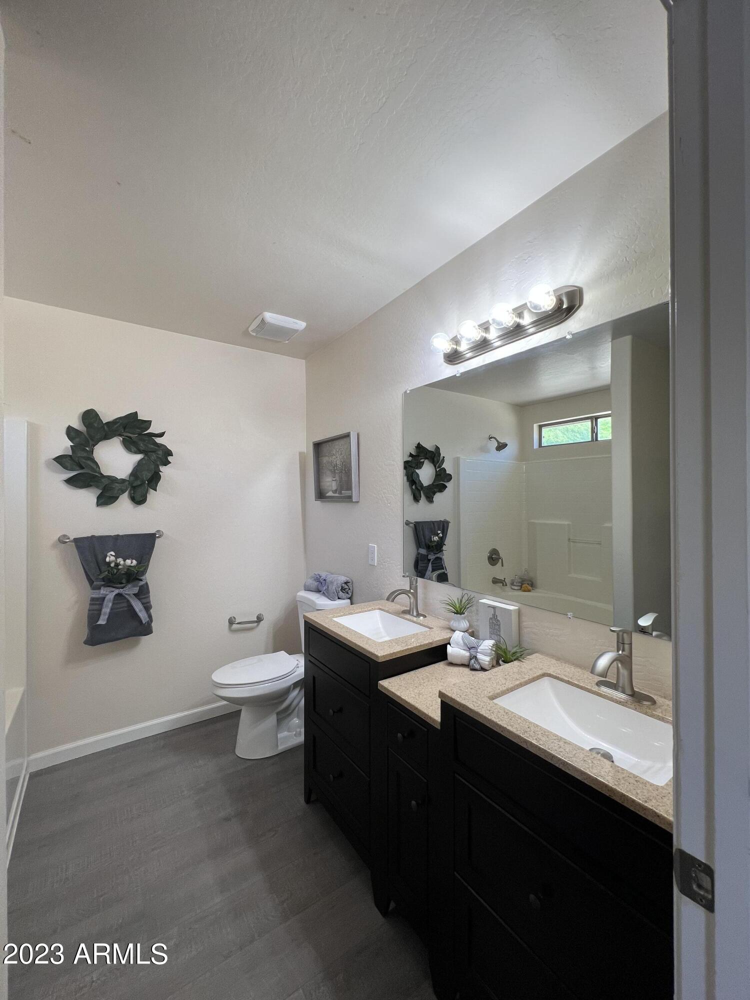 2208 W PINKLEY Avenue