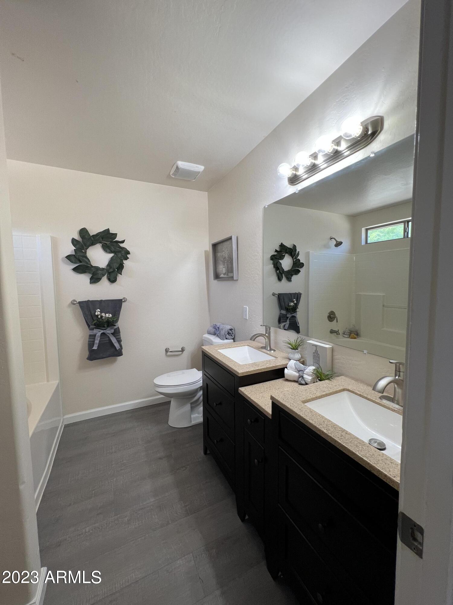 2208 W PINKLEY Avenue