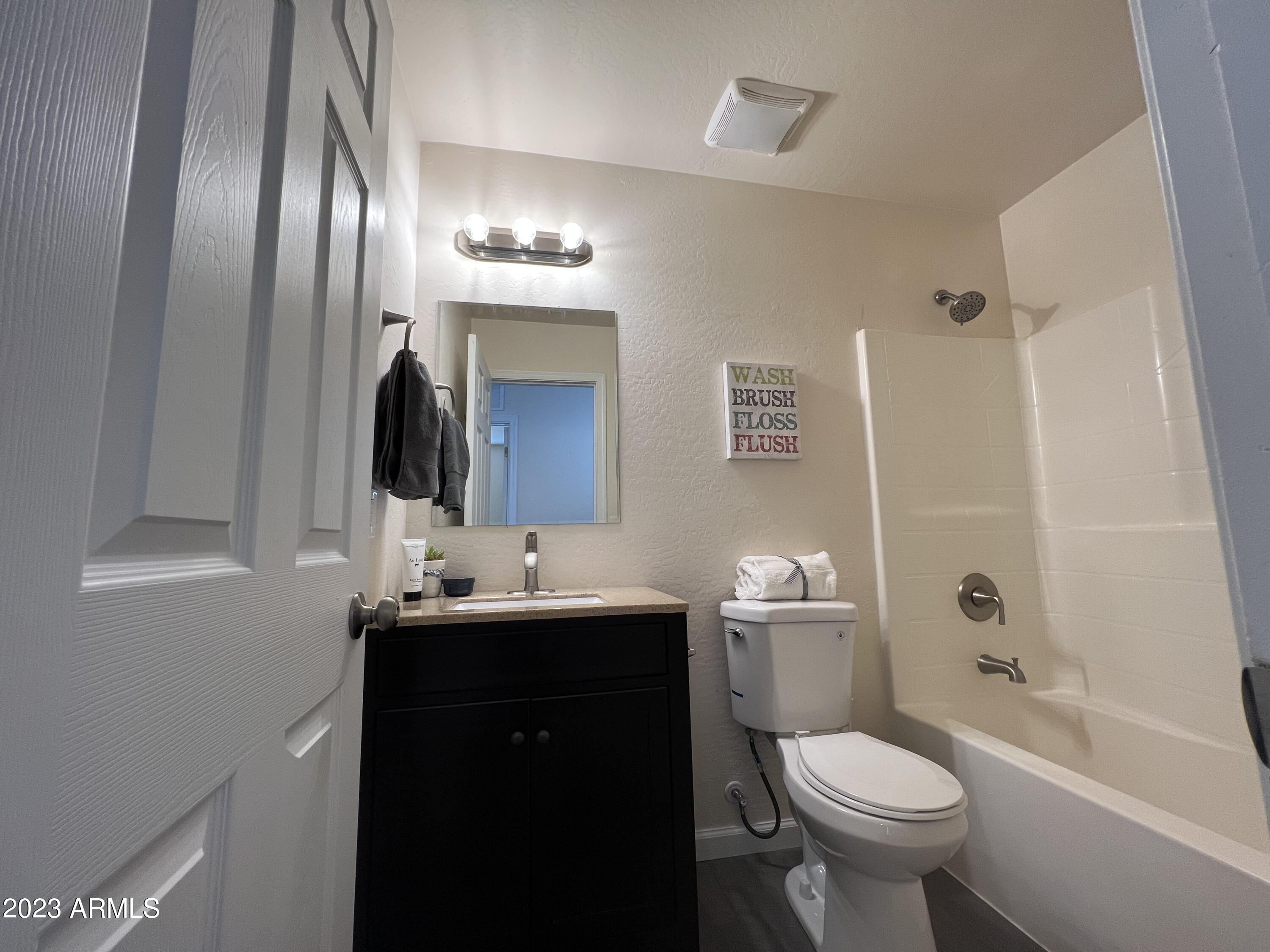 2208 W PINKLEY Avenue