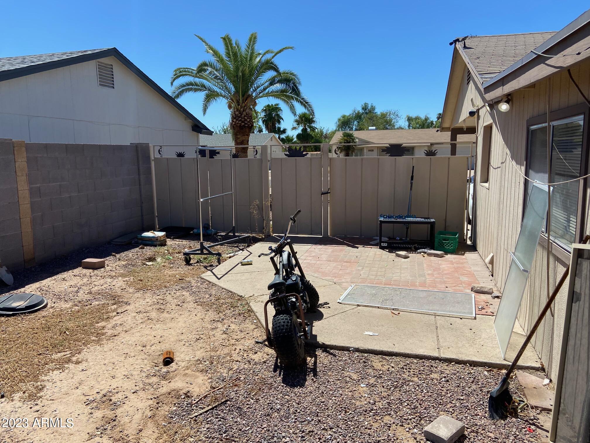 4034 E SURREY Avenue