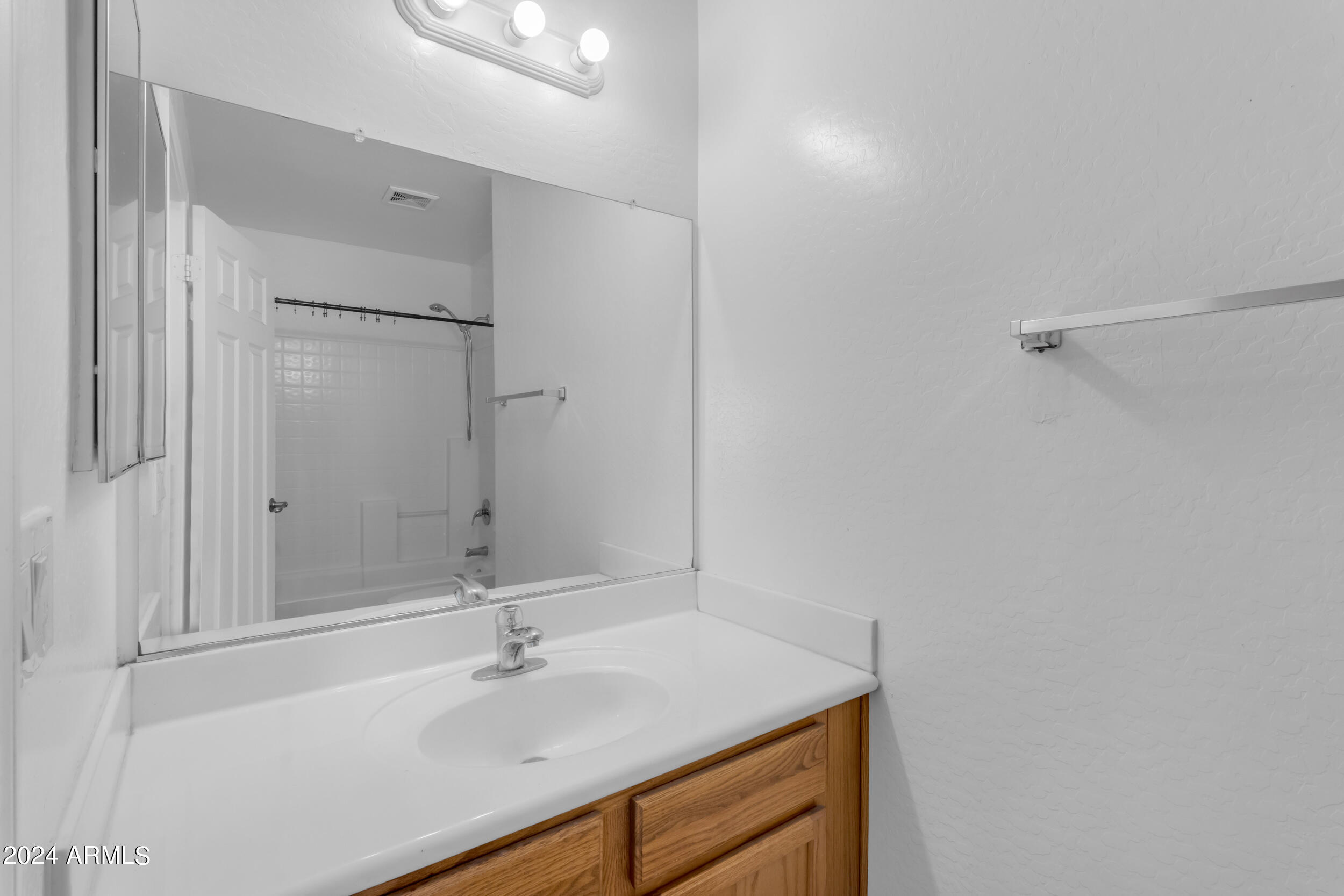 541 E WOLF HOLLOW Drive