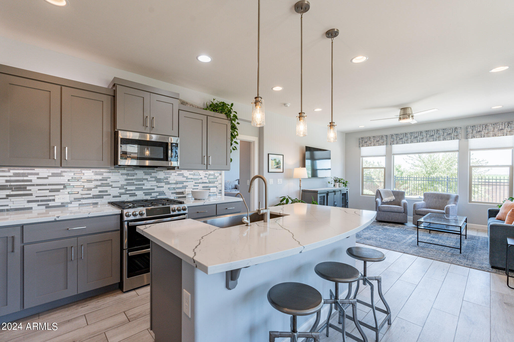 915 E COBBLE STONE Drive