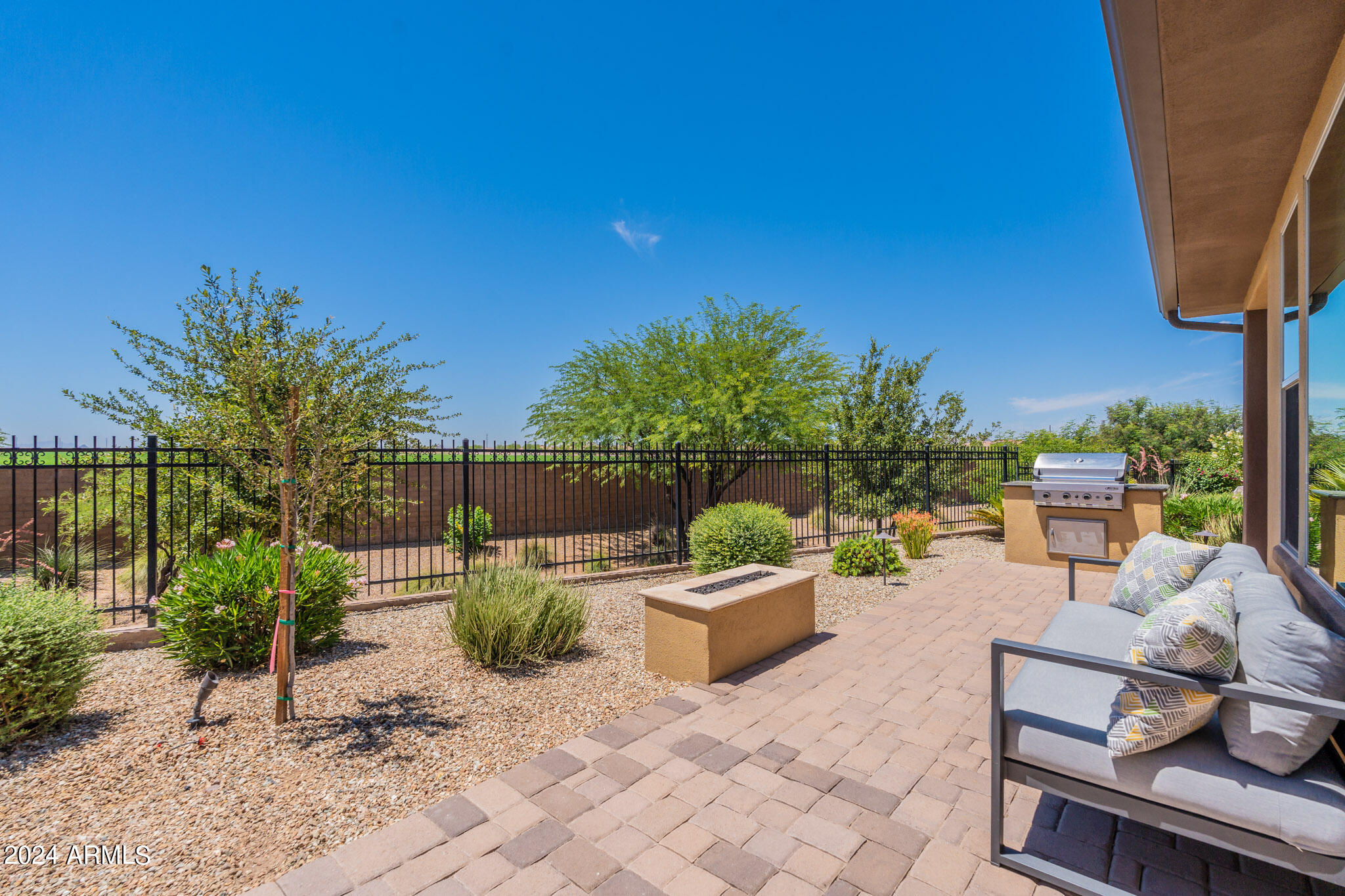 915 E COBBLE STONE Drive