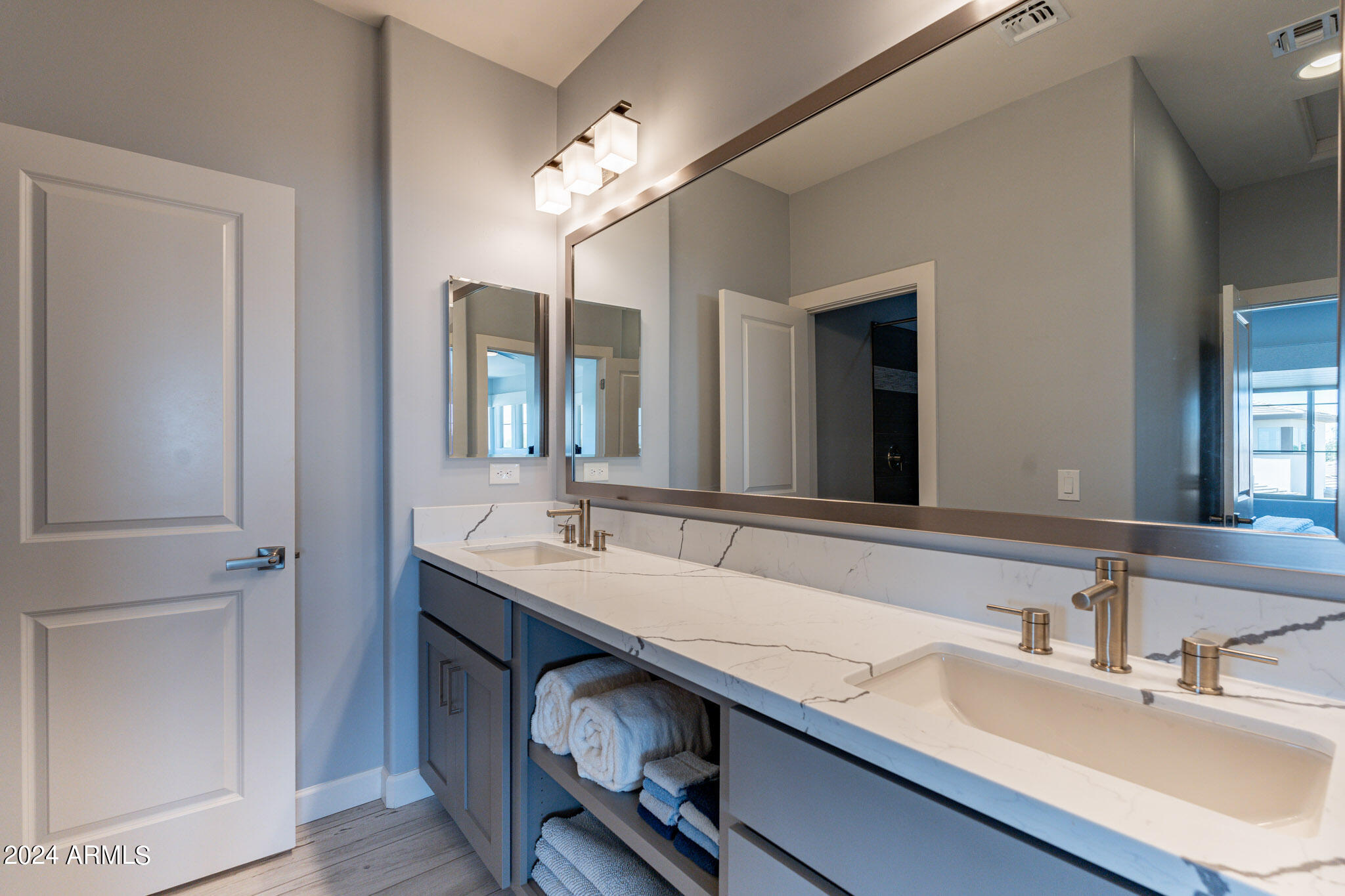 915 E COBBLE STONE Drive