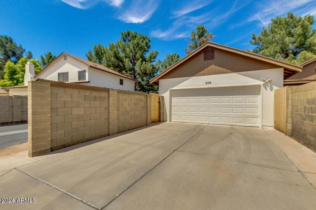 909 E CULLUMBER Street