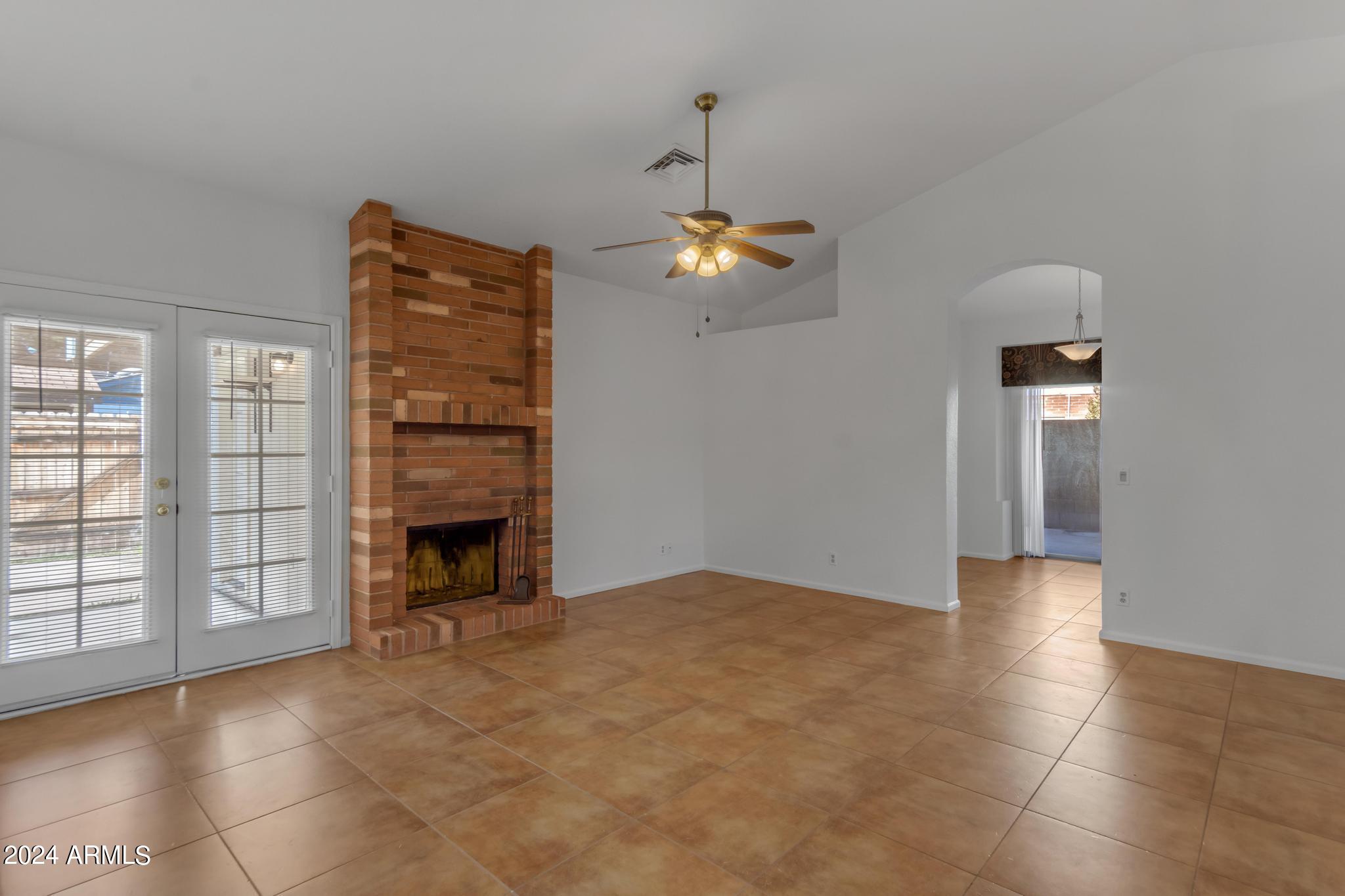 909 E CULLUMBER Street