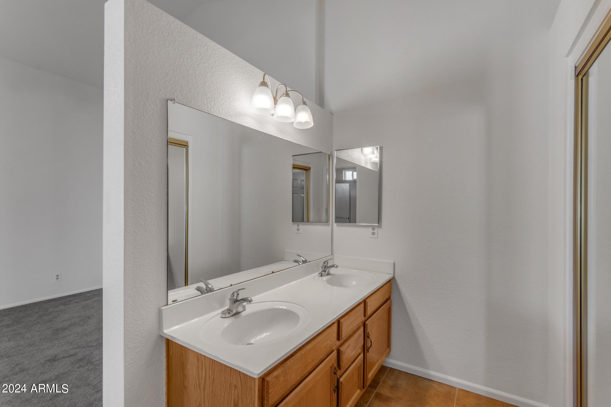 909 E CULLUMBER Street