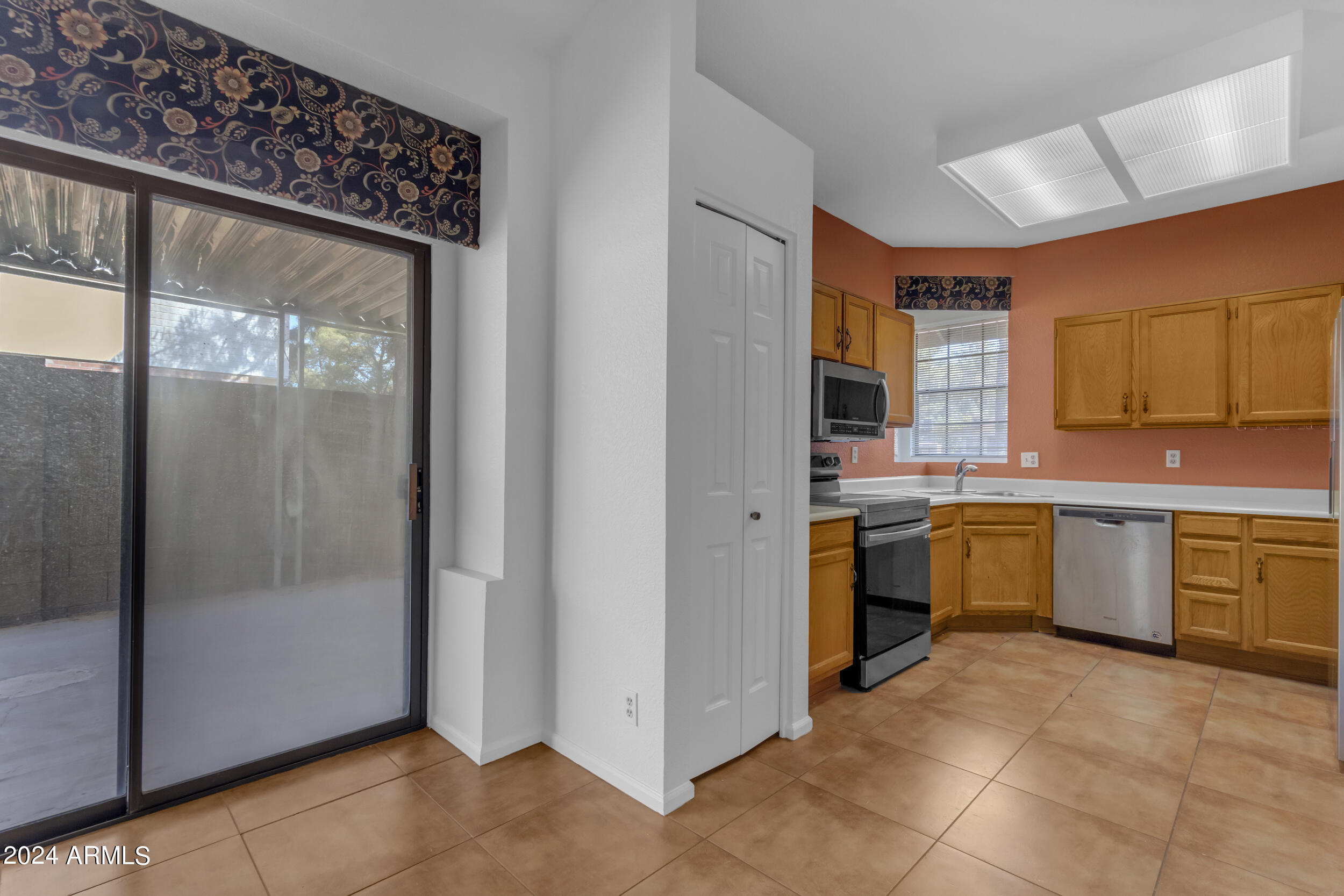 909 E CULLUMBER Street