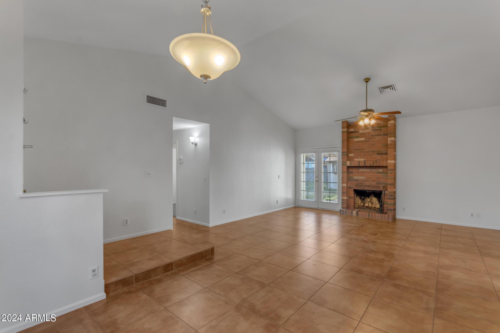 909 E CULLUMBER Street