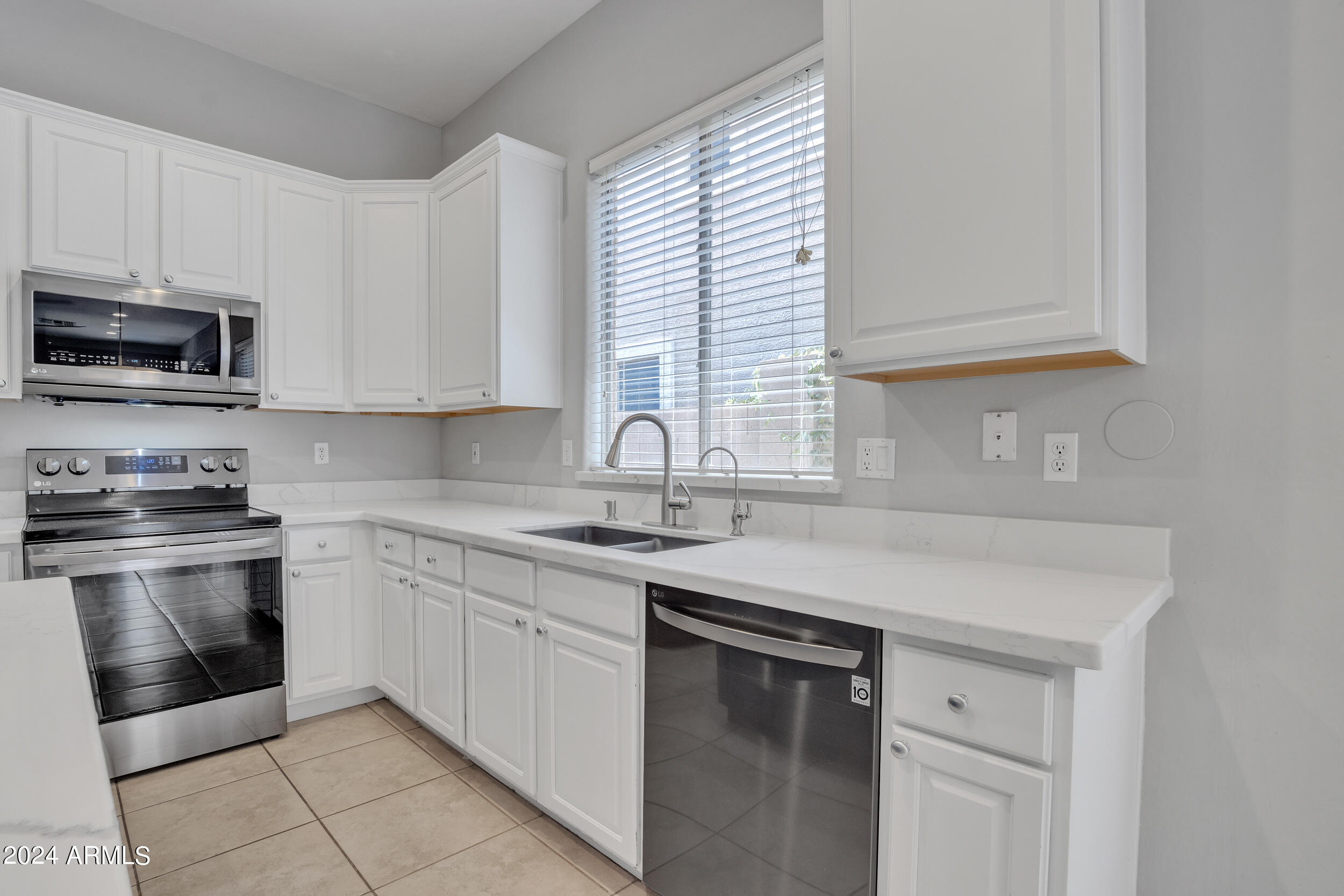 2934 W SILVER FOX Way