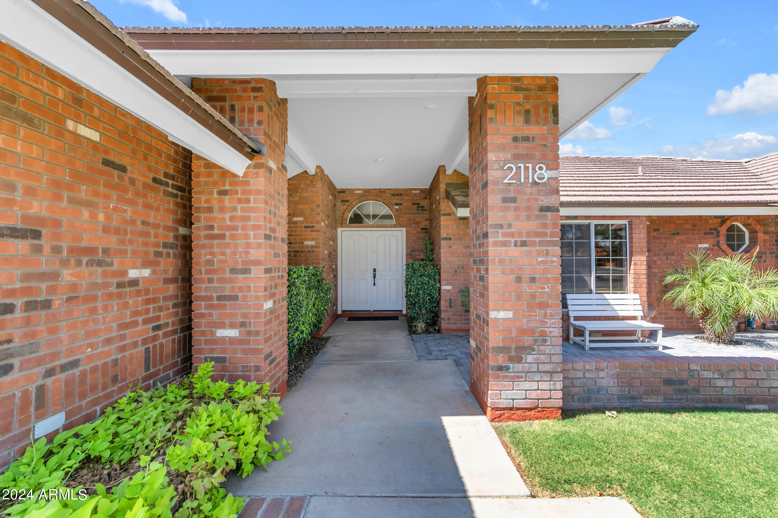 2118 E ENROSE Circle