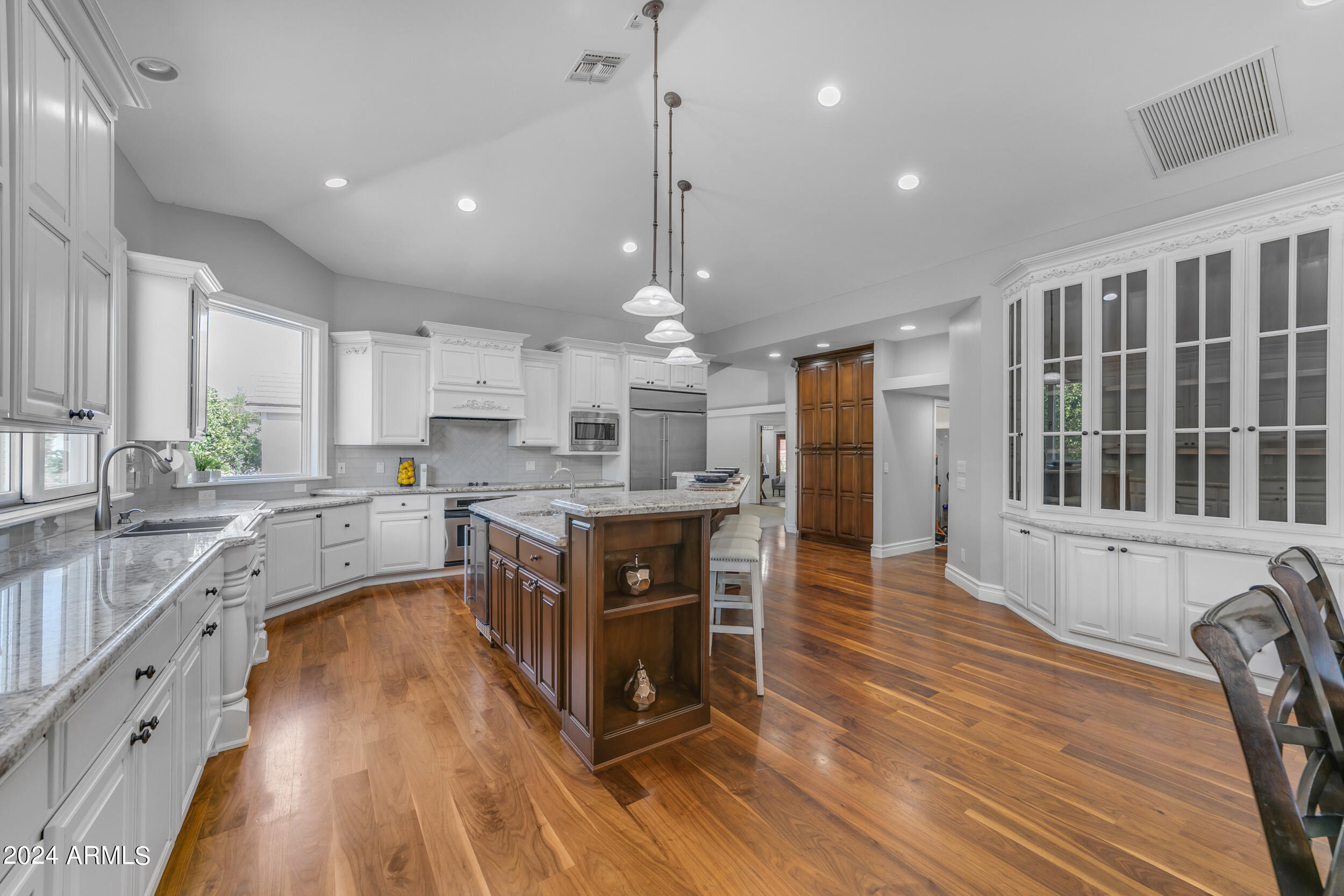 2118 E ENROSE Circle