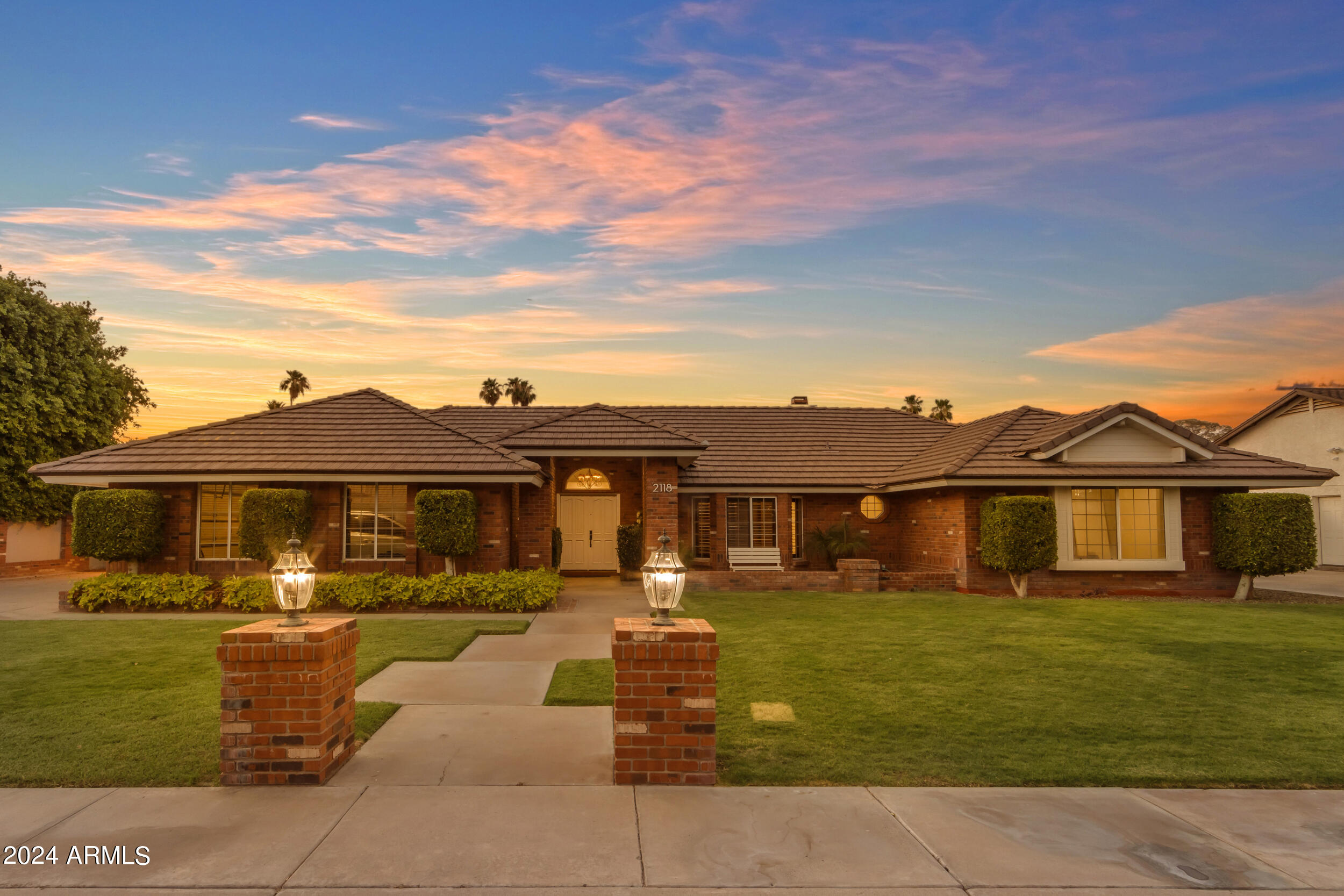 2118 E ENROSE Circle