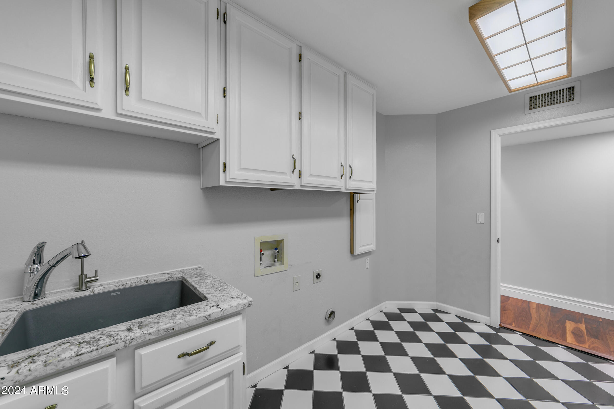 2118 E ENROSE Circle