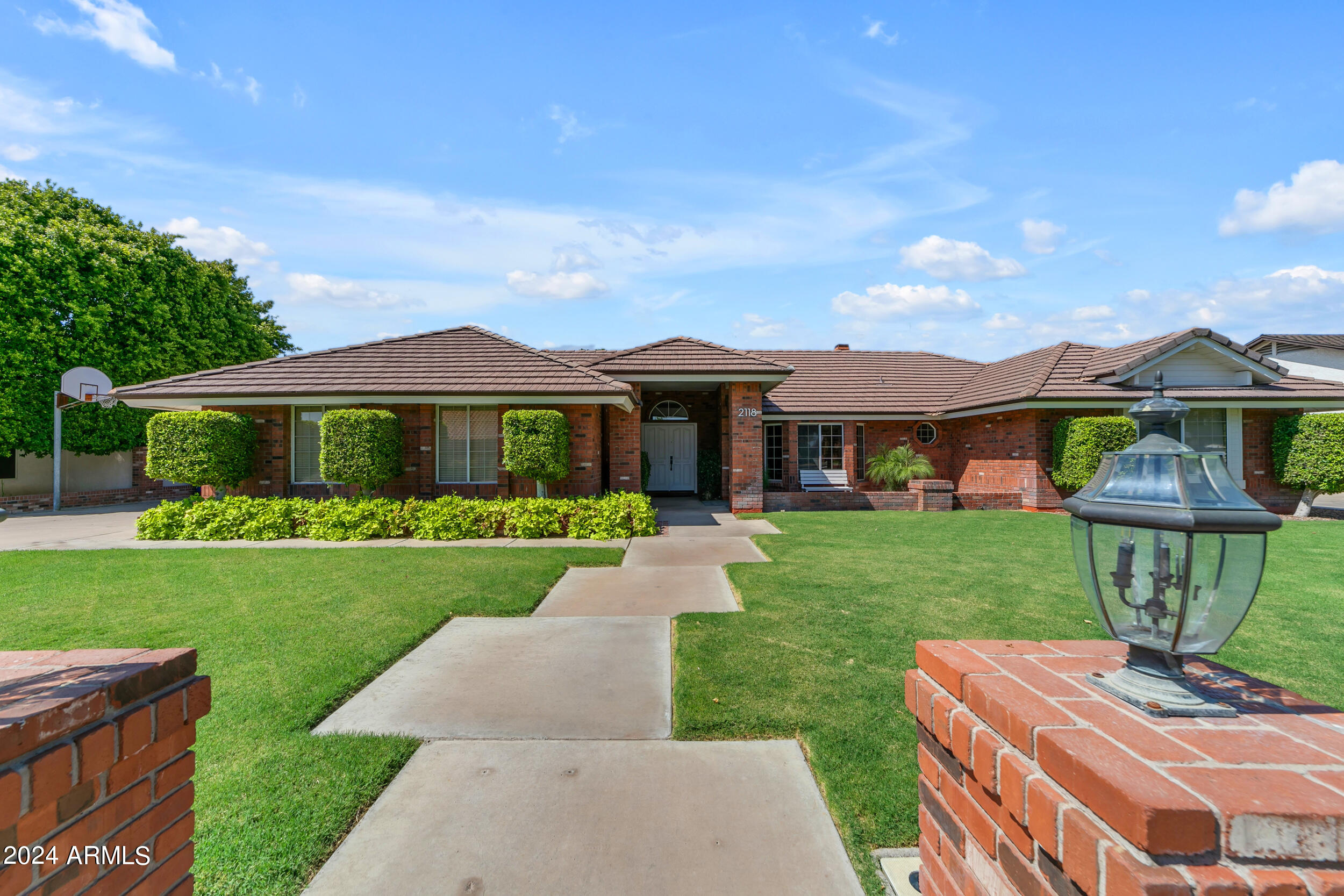 2118 E ENROSE Circle