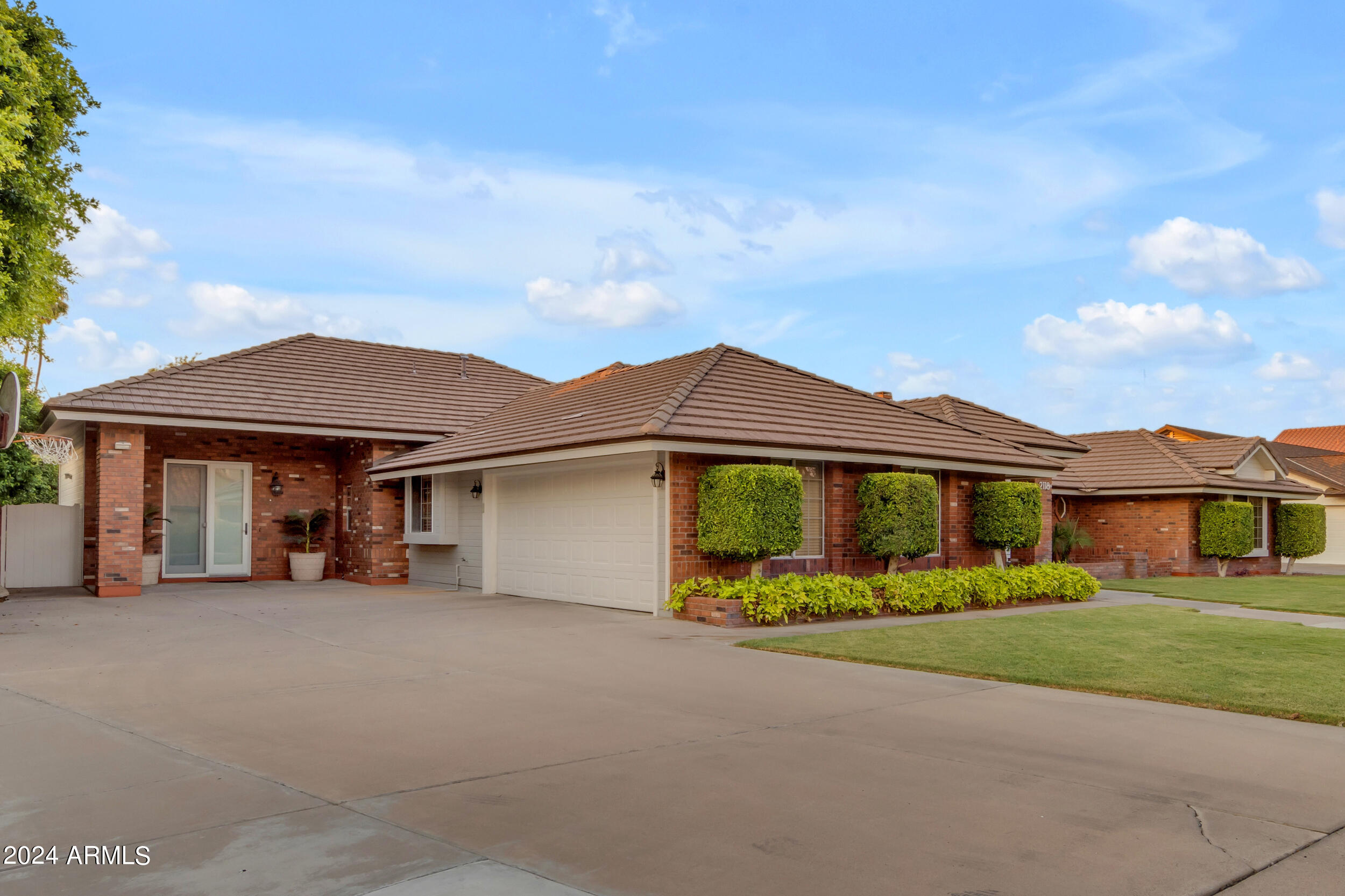 2118 E ENROSE Circle