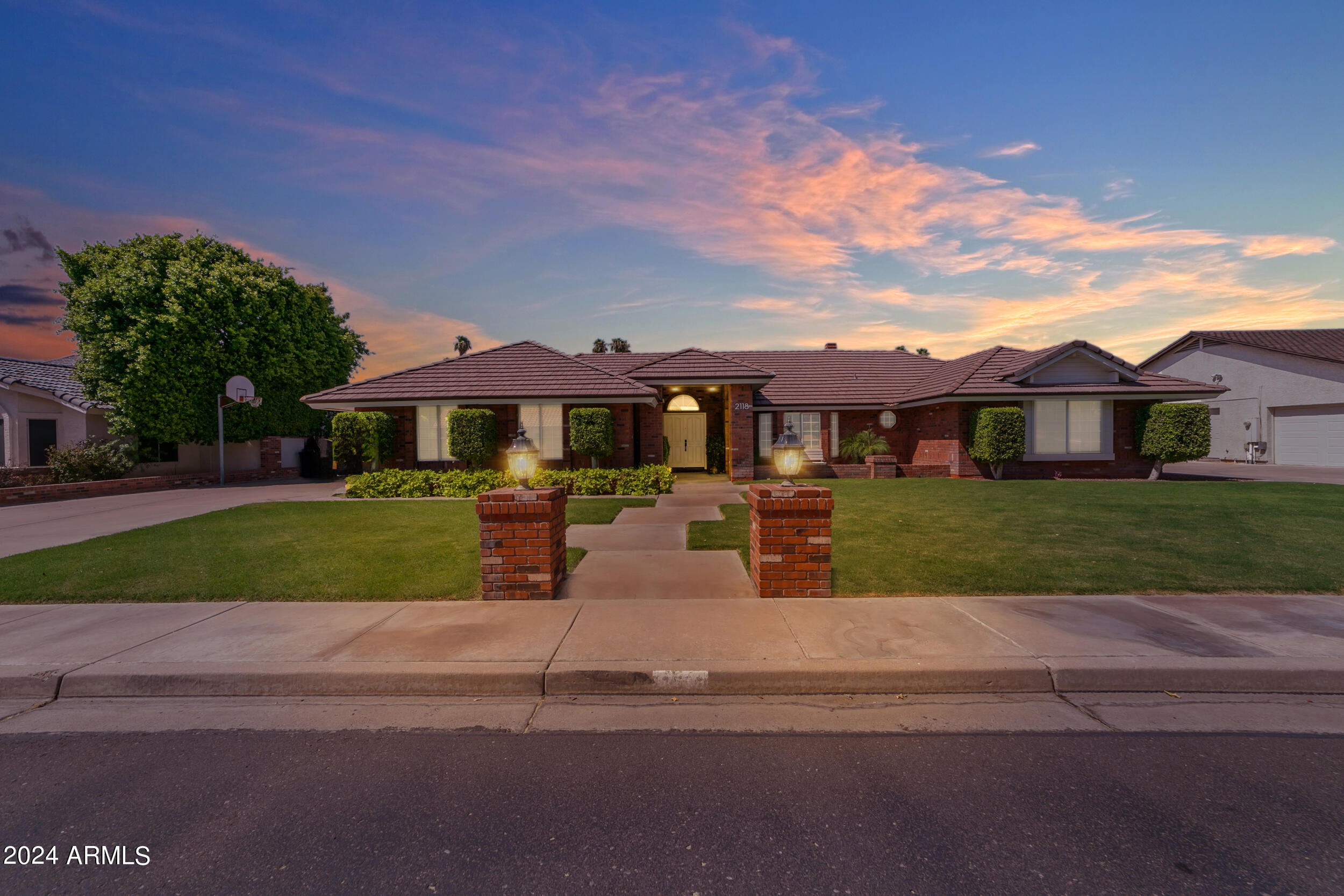 2118 E ENROSE Circle