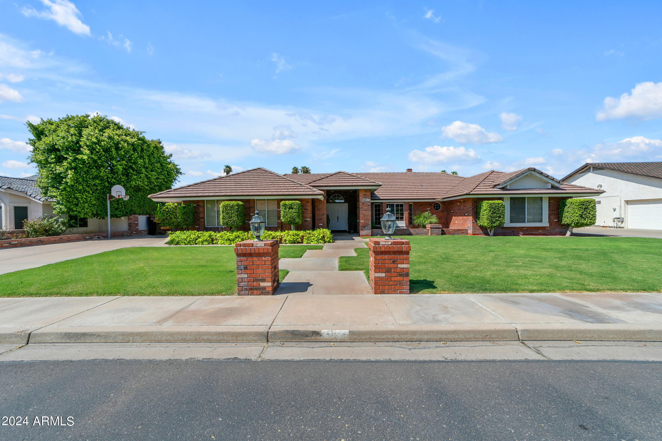 2118 E ENROSE Circle