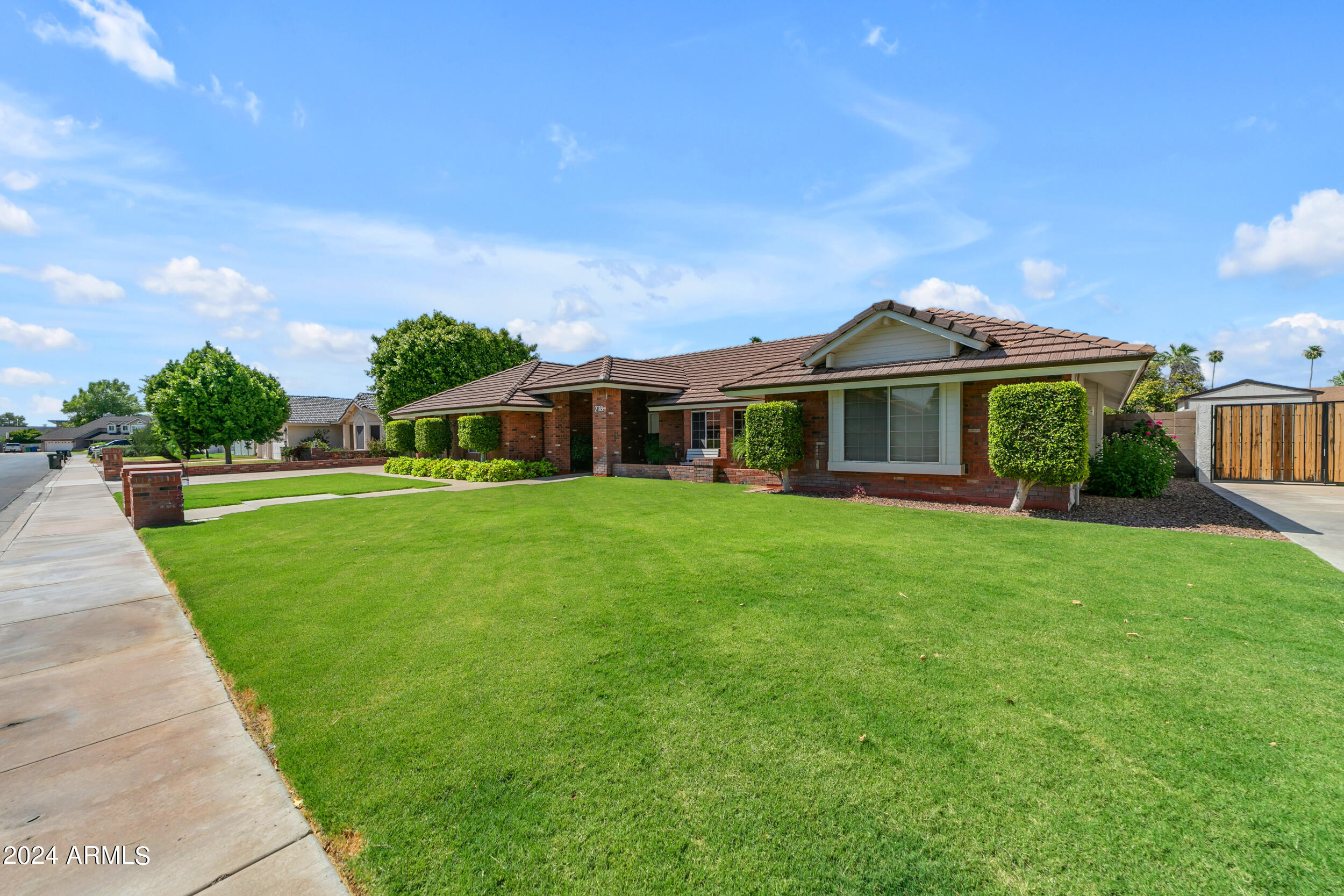 2118 E ENROSE Circle