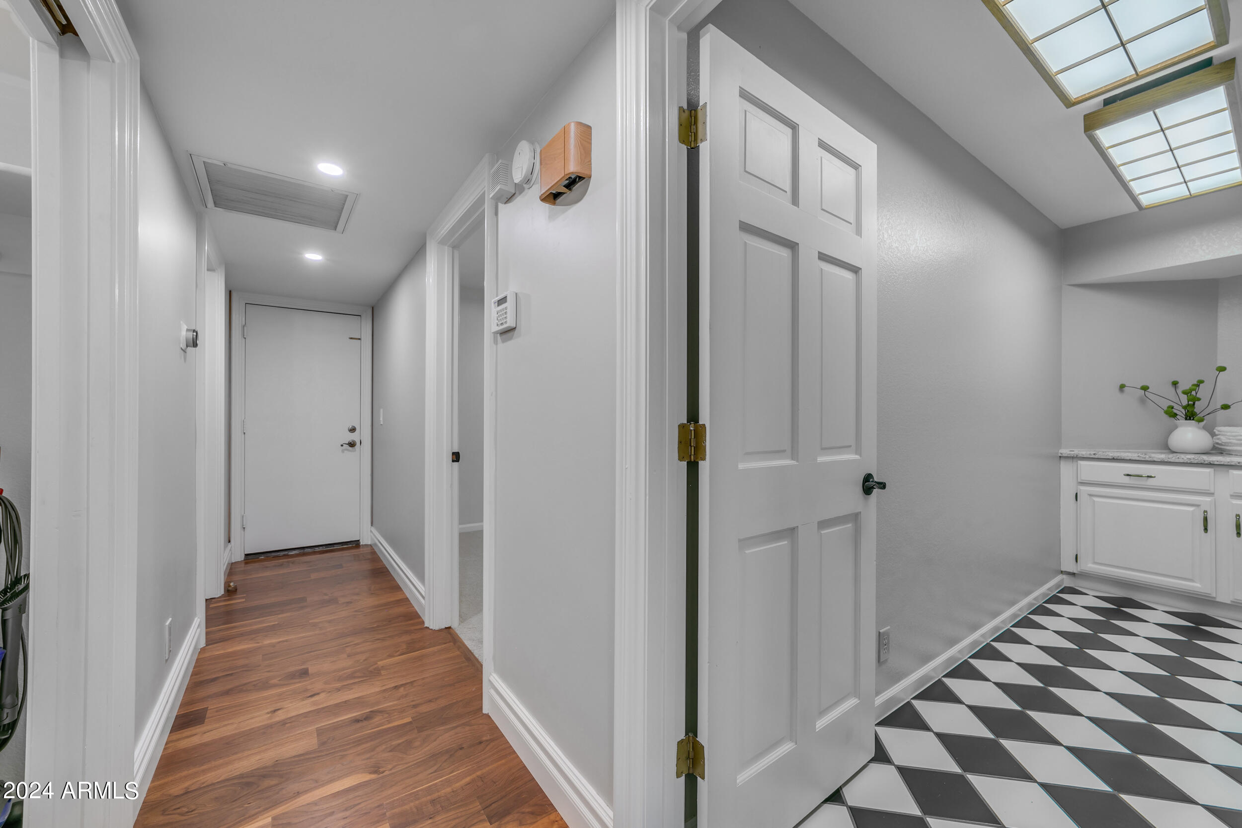 2118 E ENROSE Circle