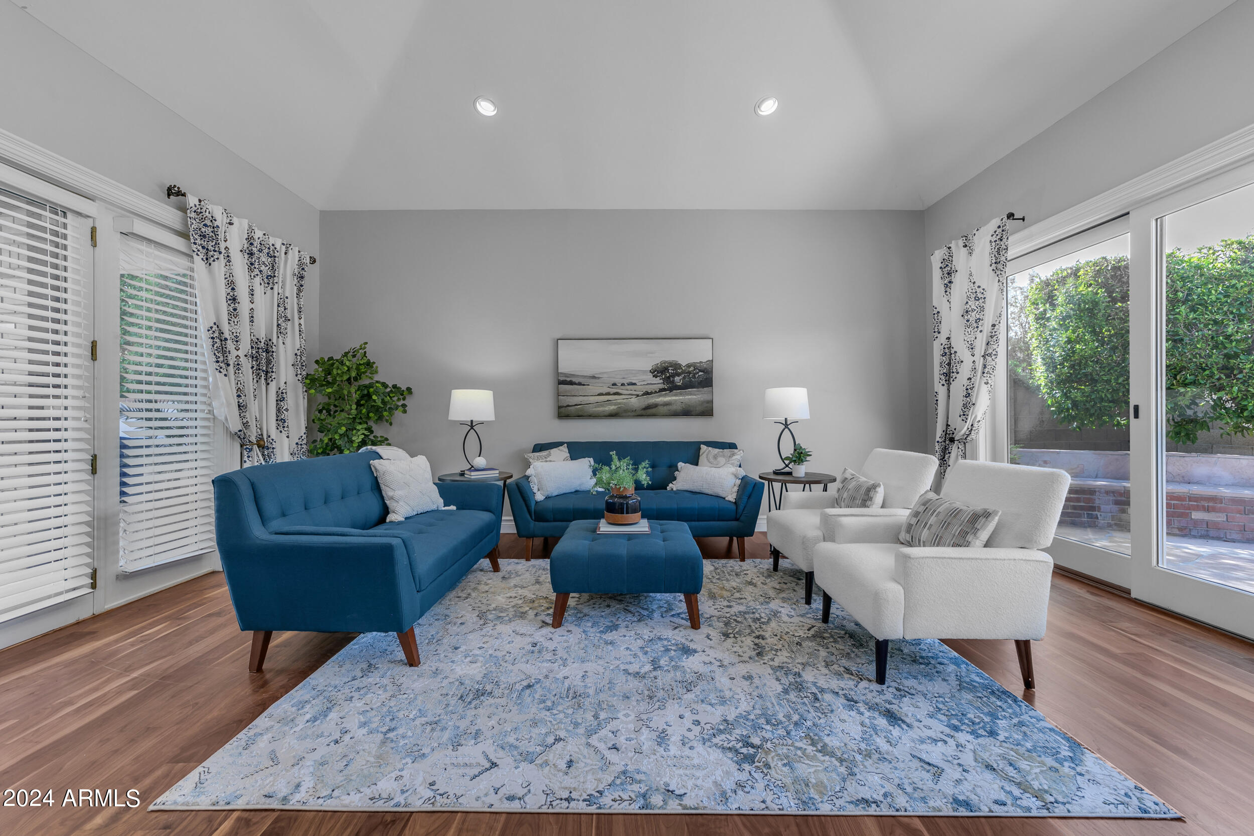 2118 E ENROSE Circle